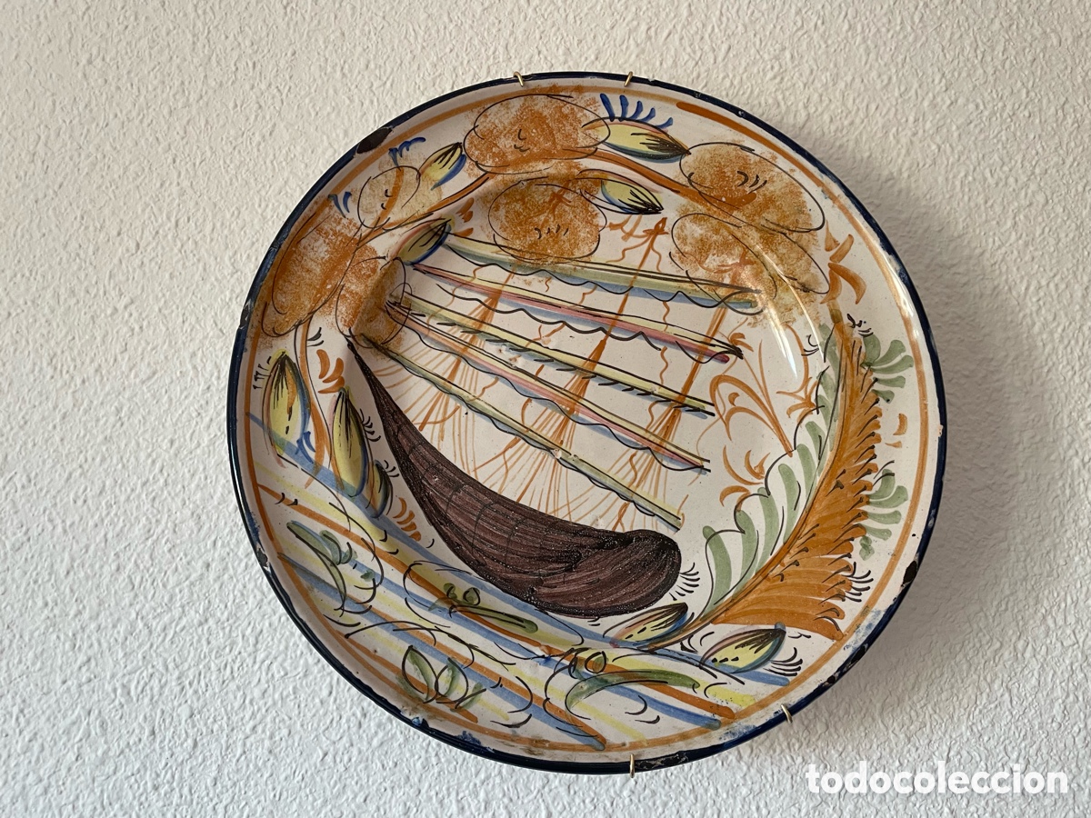 Antig&uuml;edades: Plato cer&aacute;mica popular espa&ntilde;ola pol&iacute;croma con pez, s. XIX-XX, 34 cm, marcado