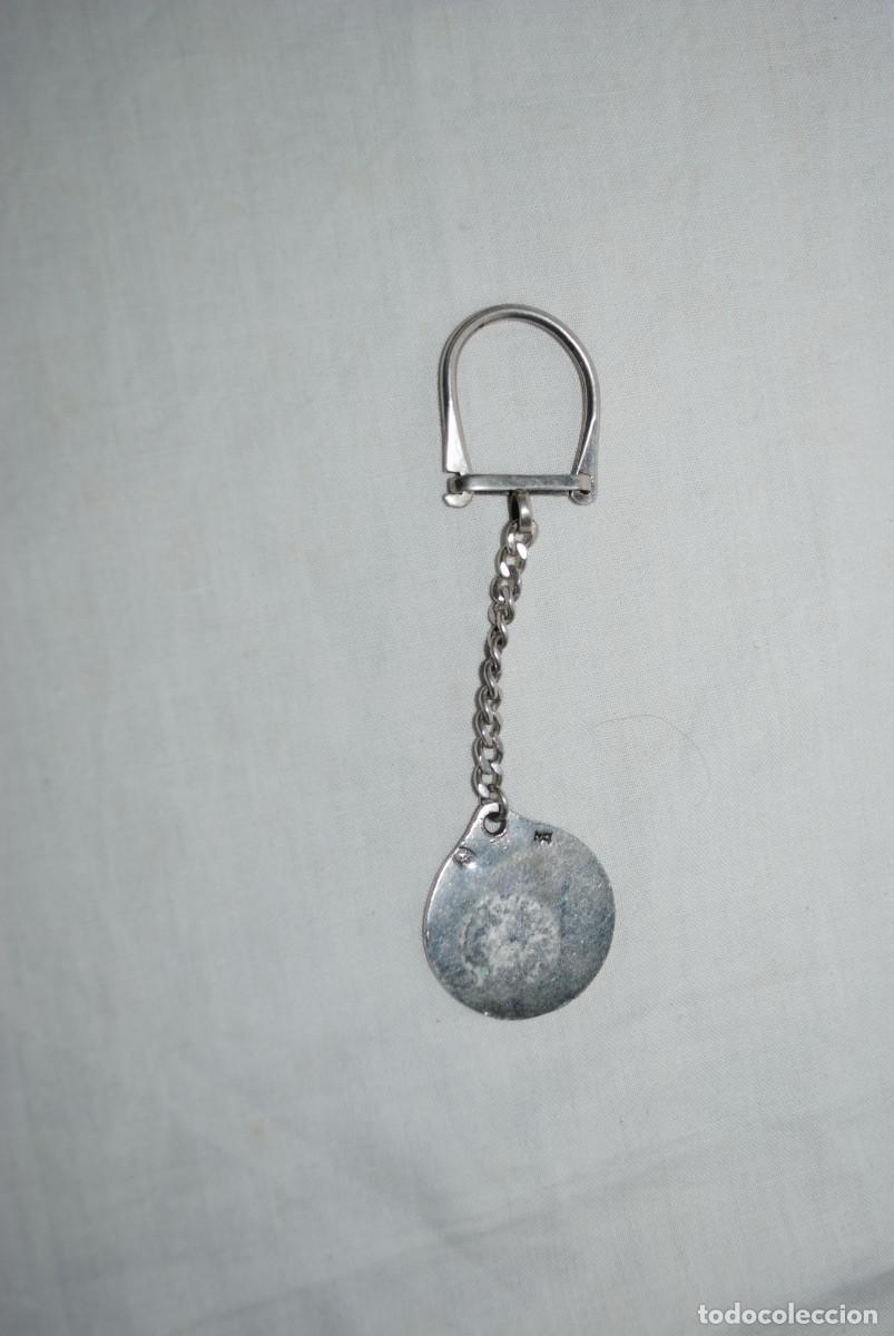 Antig&uuml;edades: LLAVERO DE PLATA CON UNA E , DORADA - Foto 2