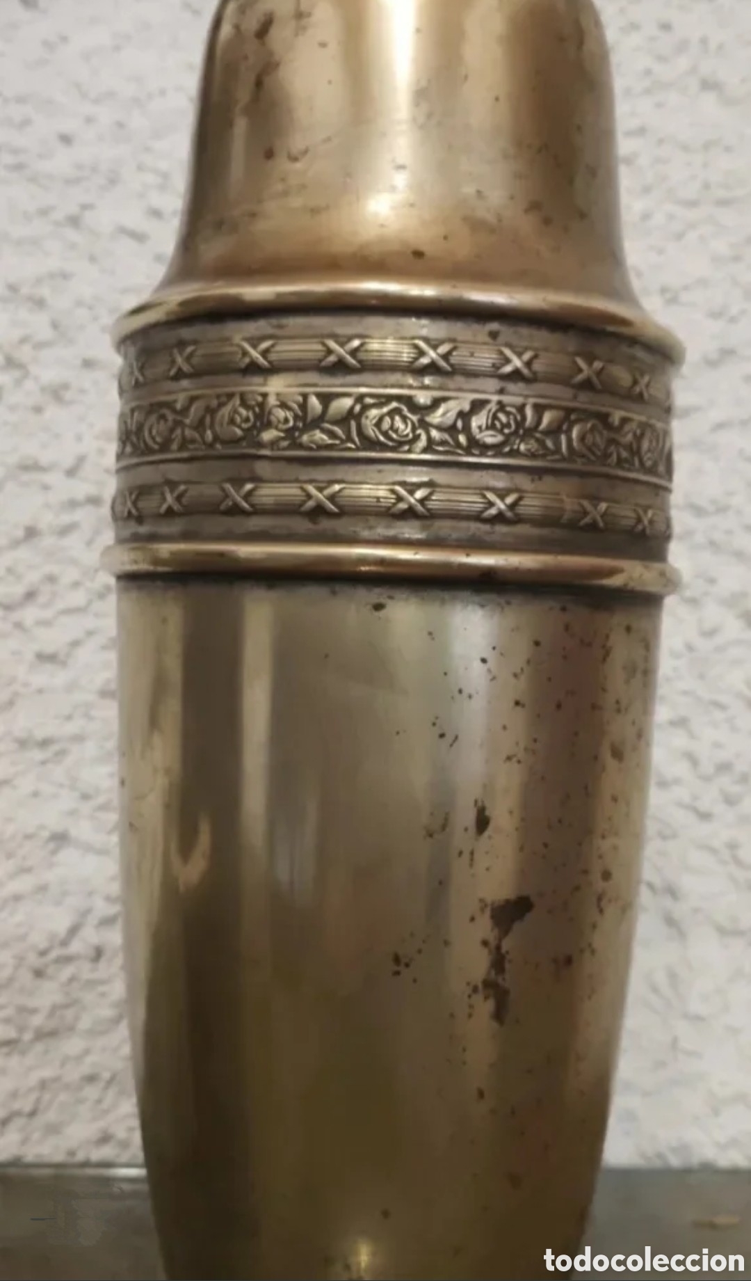 Antig&uuml;edades: Elegante jarr&oacute;n o florero antiguo fabricado en lat&oacute;n con un distintivo dise&ntilde;o Art Dec&oacute;
