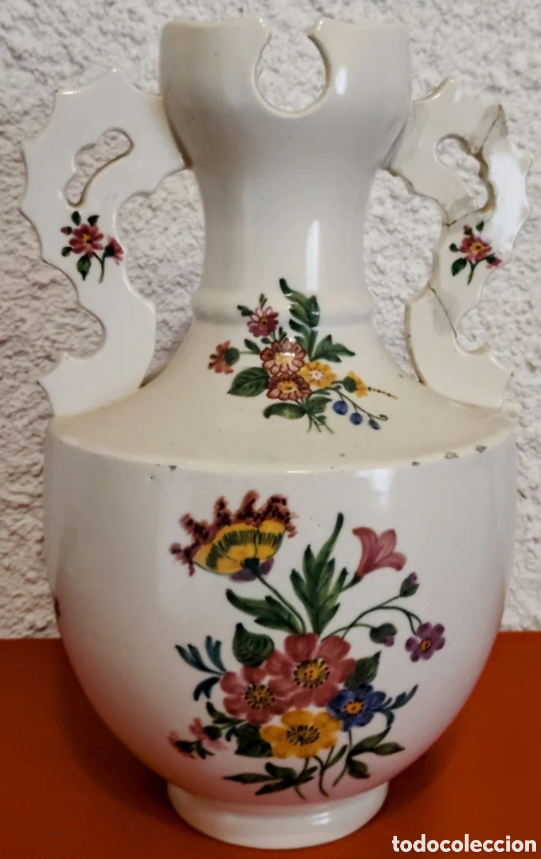Antiques: Jarr&oacute;n antiguo de cer&aacute;mica con flores, pintado a mano.