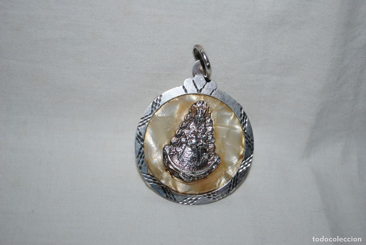 Antig&uuml;edades: MEDALLA DE PLATA Y NACAR DE LA VIRGEN DEL ROCIO . - Foto 1