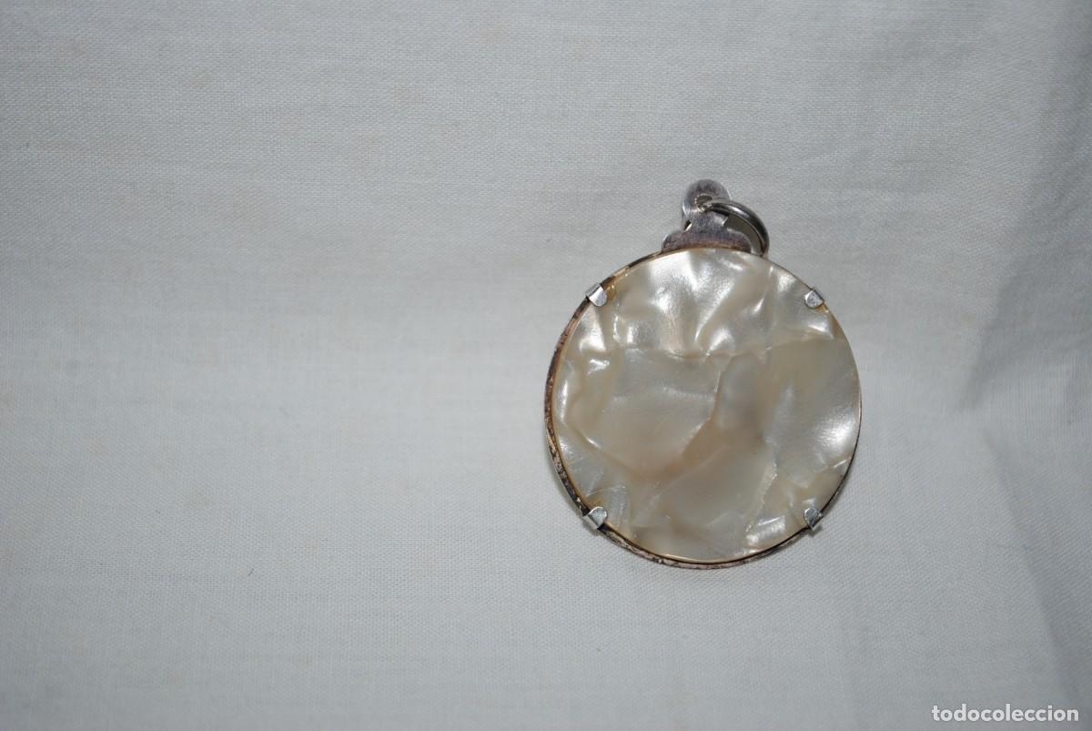 Antig&uuml;edades: MEDALLA DE PLATA Y NACAR DE LA VIRGEN DEL ROCIO . - Foto 2
