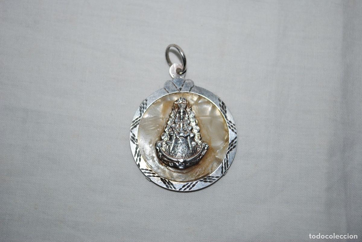 Antig&uuml;edades: MEDALLA DE PLATA Y NACAR DE LA VIRGEN DEL ROCIO . - Foto 3