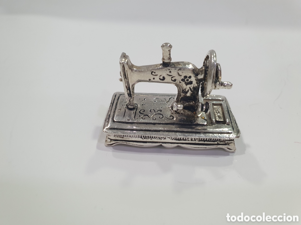 Antig&uuml;edades: Miniatura m&aacute;quina de coser en plata bilaminada. (L66)