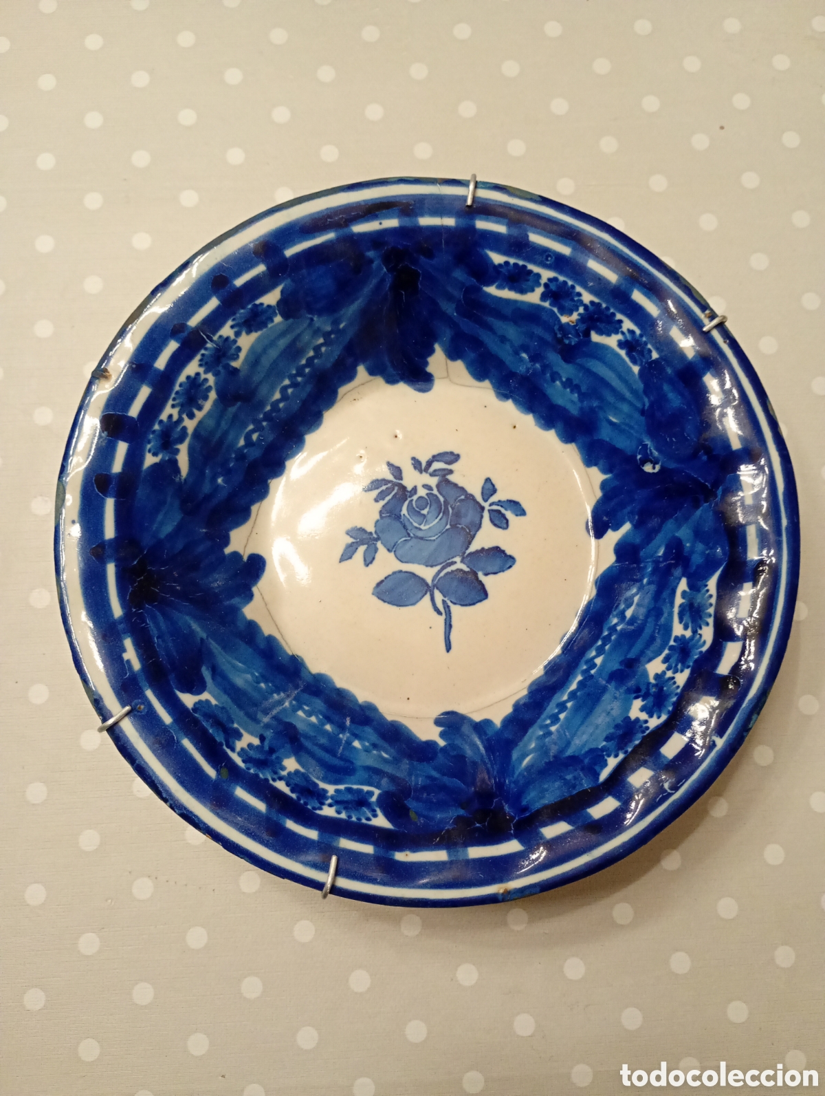 Antig&uuml;edades: Plato cer&aacute;mica de Manises, Valencia, Azul, flor. 24 cm S.XIX