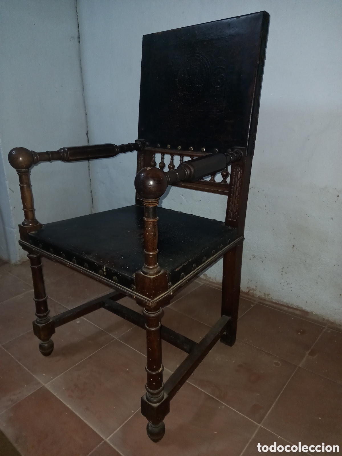 Antig&uuml;edades: Sill&oacute;n Frailero de madera y cuero - Foto 2