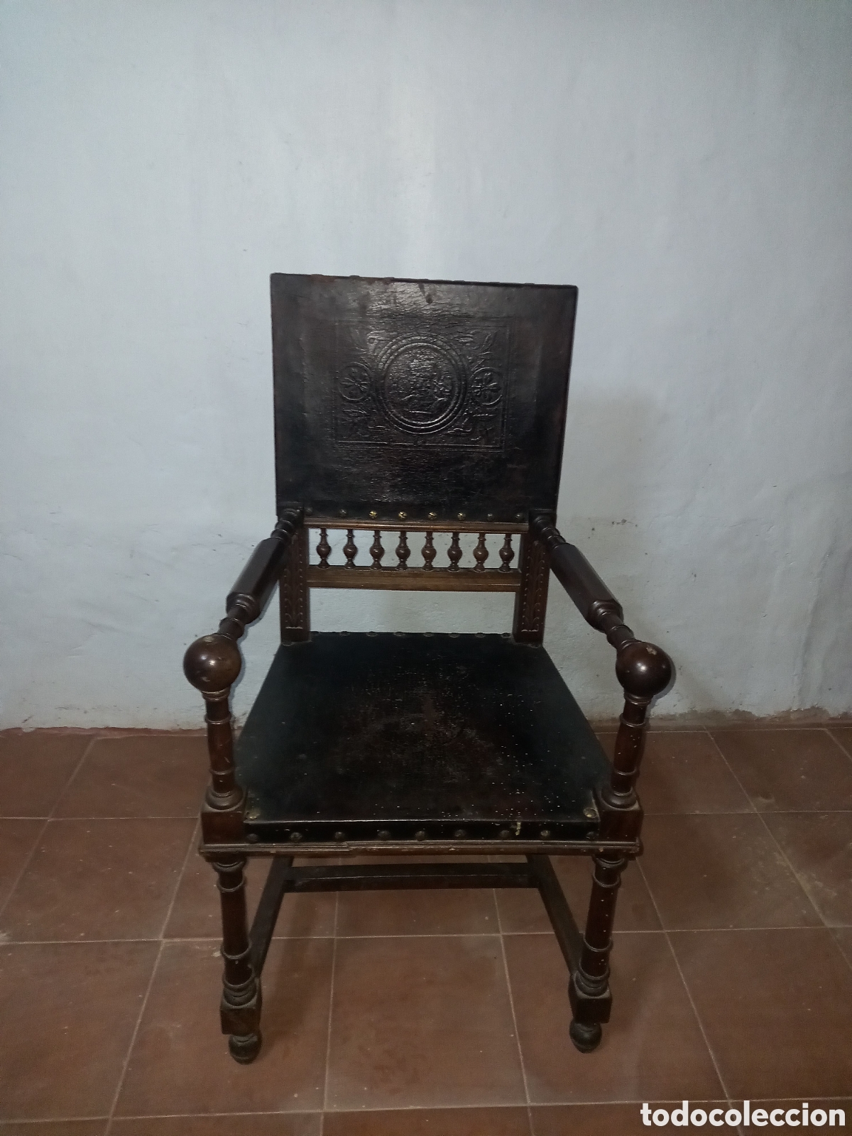 Antig&uuml;edades: Sill&oacute;n Frailero de madera y cuero