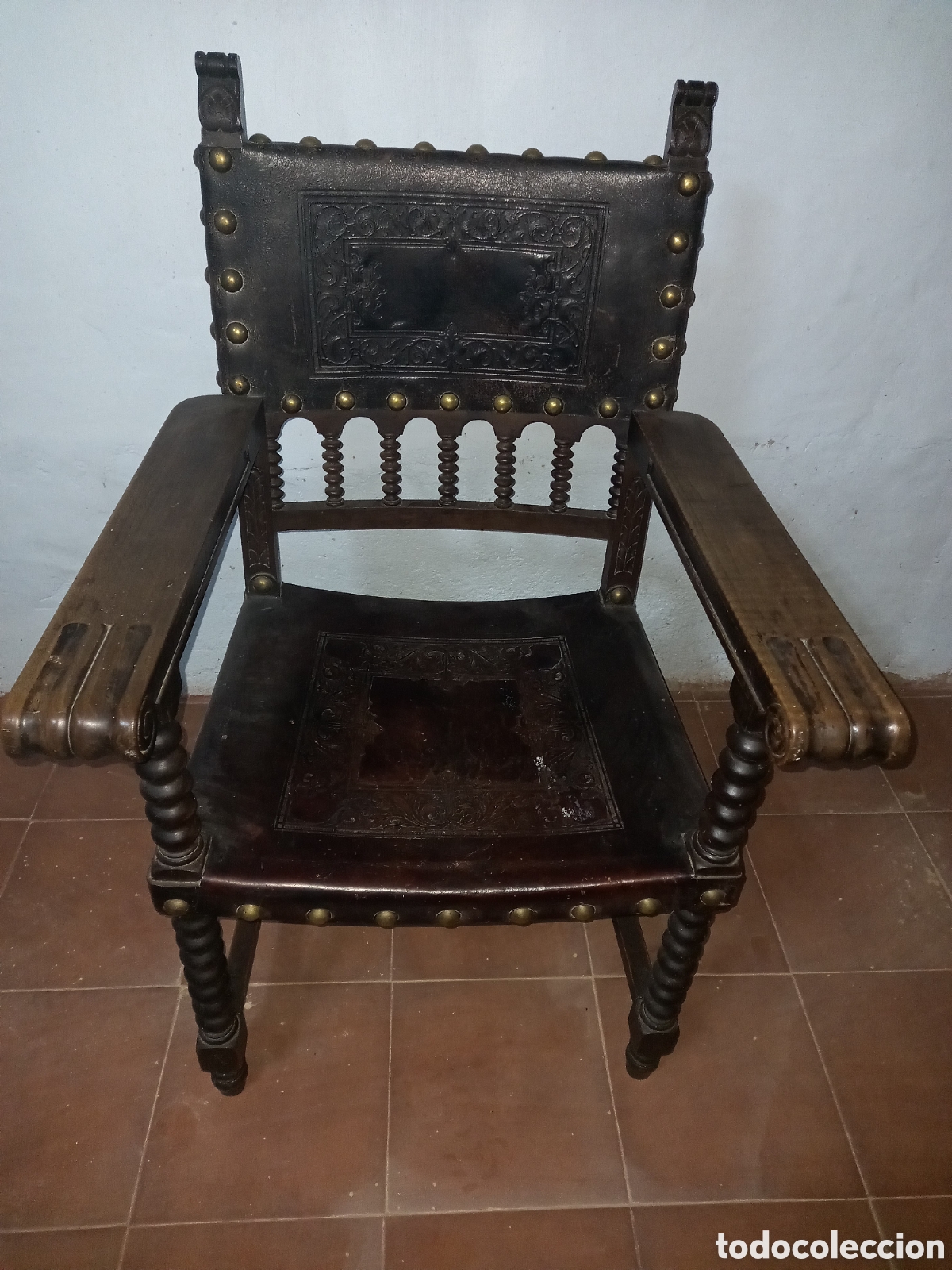 Antig&uuml;edades: Sill&oacute;n Frailero de madera y cuero labrado. Antiguo