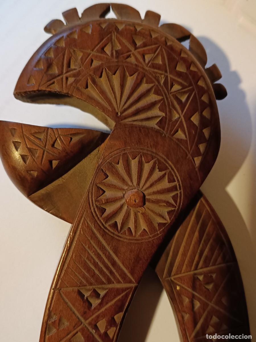 Antiquit&auml;ten: ~~~~~ ANTIGUO CASCANUECES MADERA TALLADA, ARTE PASTORIL, MIDE 25 CM. ~~~~