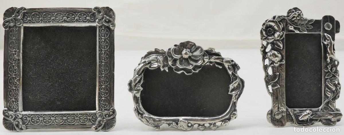 Antiquit&eacute;s: JUEGO DE 3 PEQUE&Ntilde;OS MARCOS PORTAFOTOS DE PLATA ANTIGUA Y MADERA