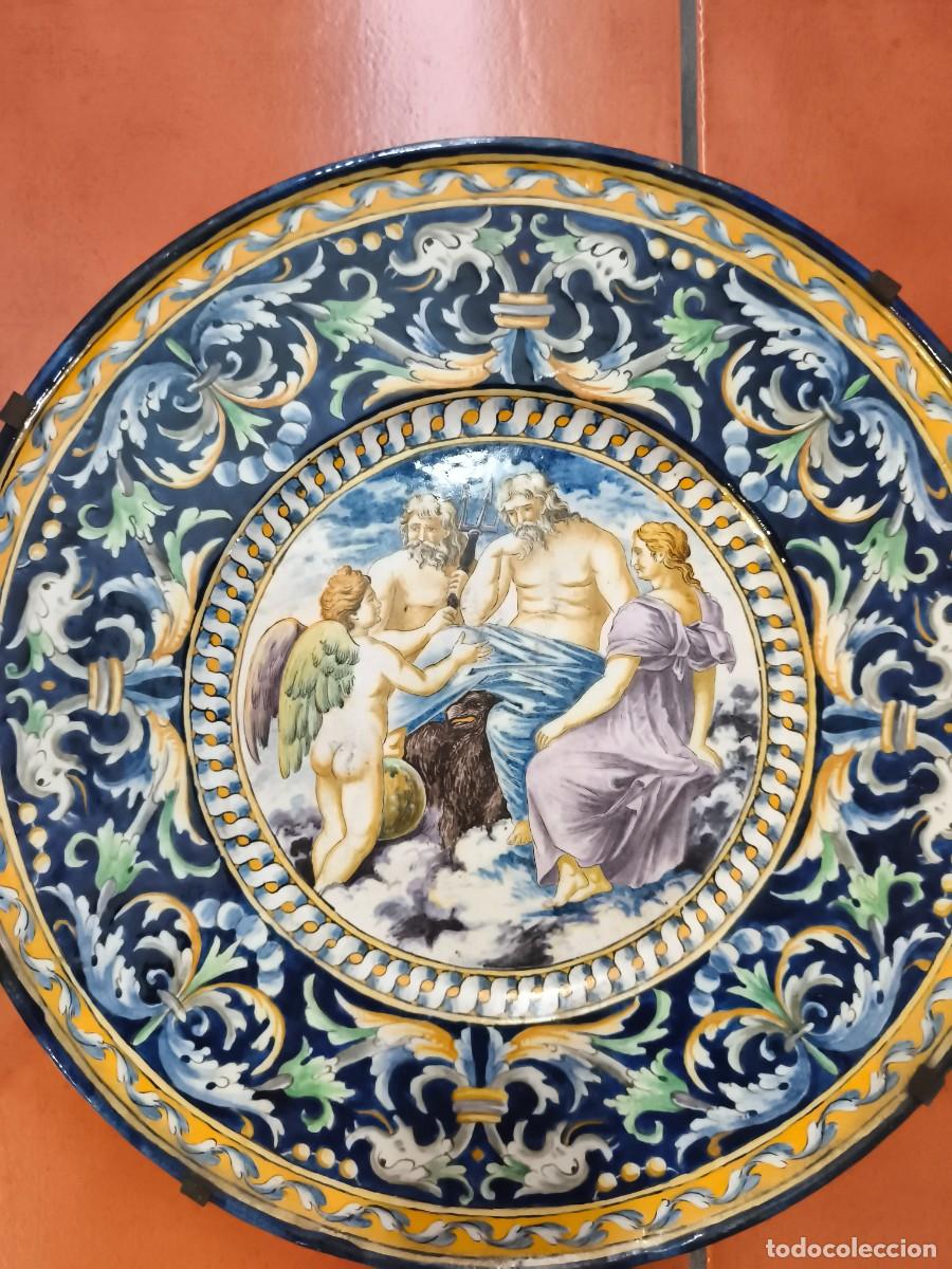 Antig&uuml;edades: Gran plato cer&aacute;mica Triana - Sevilla. Fin S. XIX ppio. S. XX. Escena mitol&oacute;gica.
