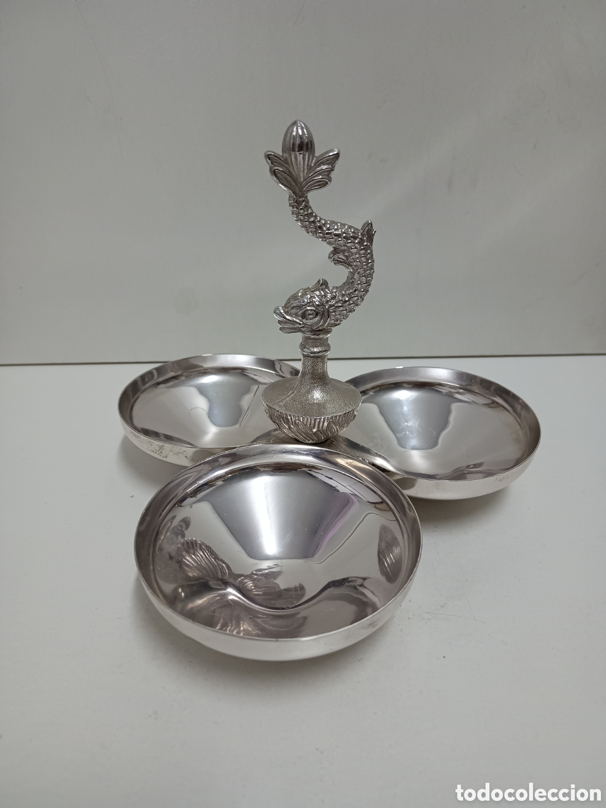 Antiques: CONJUNTO PARA APERITIVOS - CENTRO MESA CON PEZ - METAL PLATEADO 1982