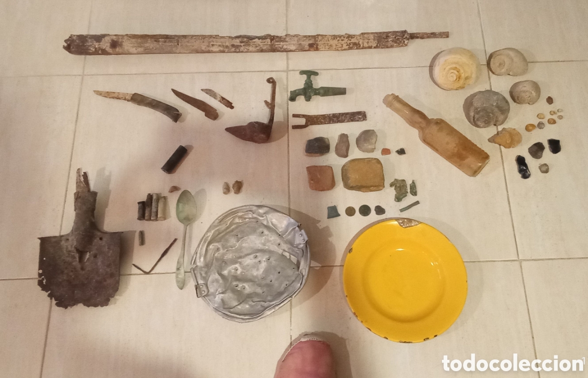 Antig&uuml;edades: Lote antig&uuml;edades. F&oacute;siles. Guerra Civil. Ca&ntilde;&oacute;n escopeta perrillos. Cartucho lat&oacute;n CAZA. Varios