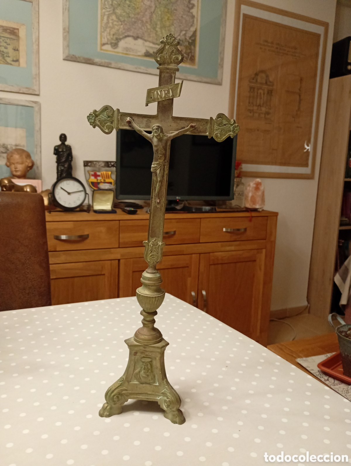 Antig&uuml;edades: Crucifijo de altar, mesa o sobremesa. Met&aacute;lico. 46 cm de alto. S. XIX- XX