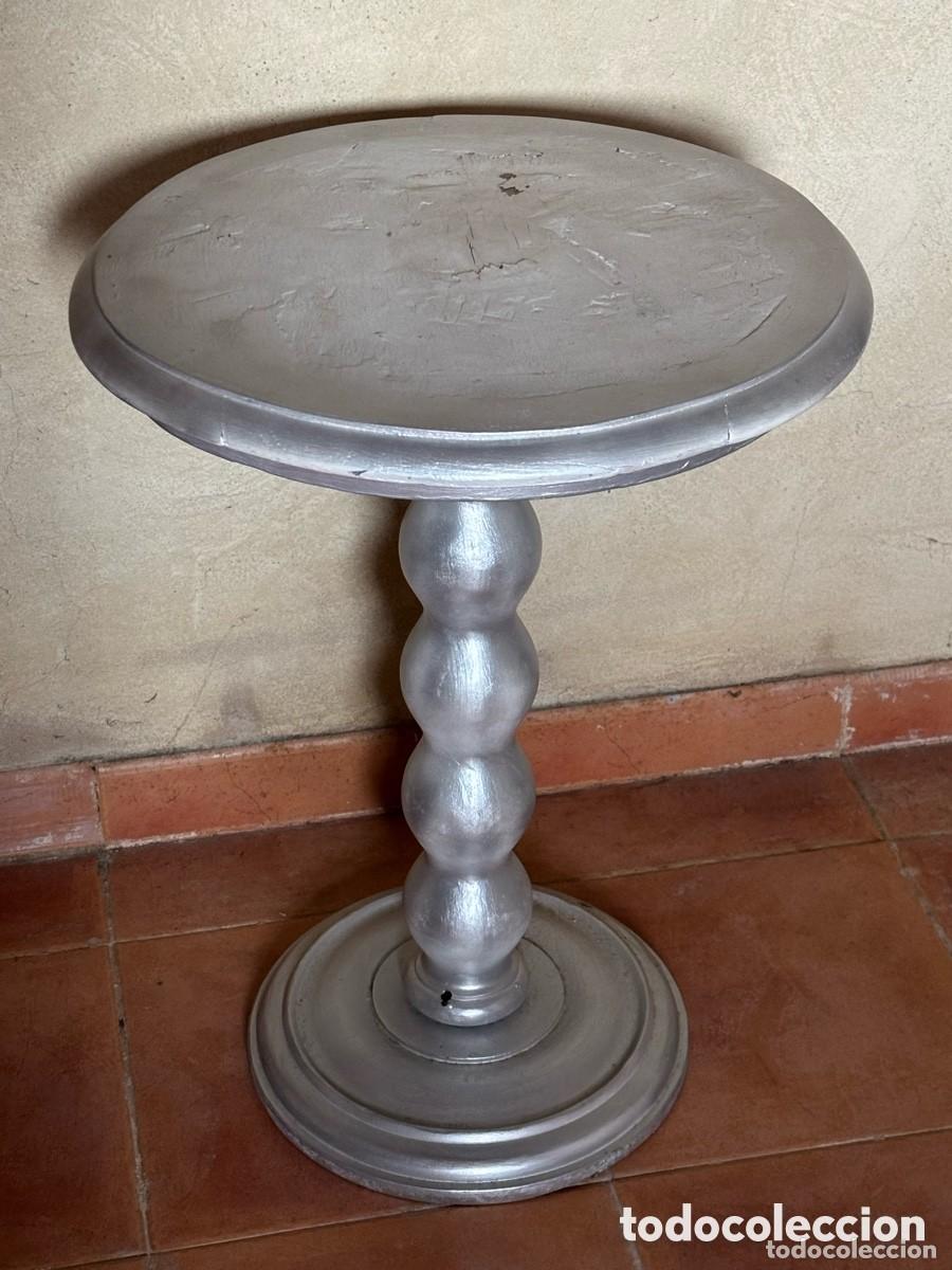 Antiquit&eacute;s: Antigua Mesita velador madera retorneada pintada purpurina plateada