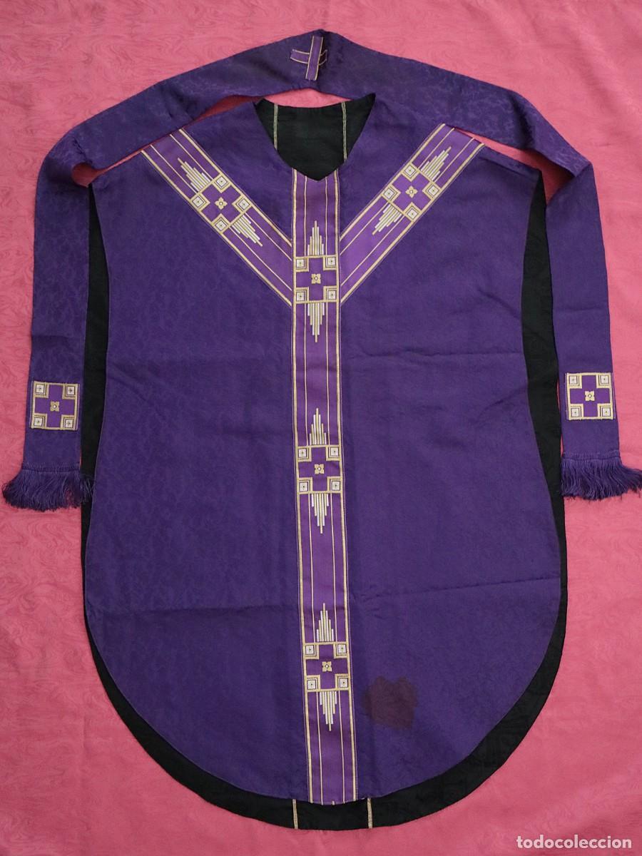 Antig&uuml;edades: Casulla reversible acompa&ntilde;ada de estola, ambas confeccionadas es seda. Med. S. XX.