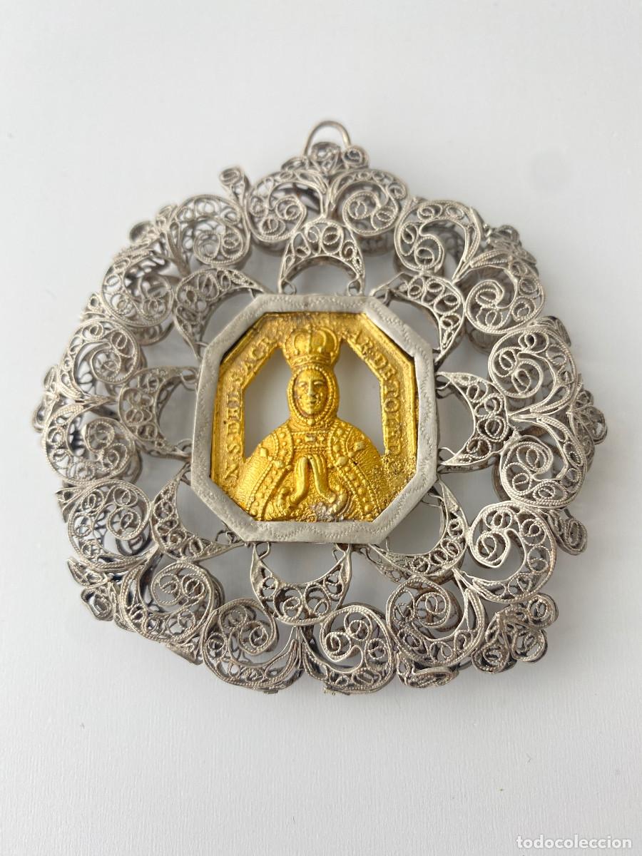Antiguidades: Medalla de Nuestra Se&ntilde;ora del Sagrario de Toledo. Plata . Siglo XVII/XVIII