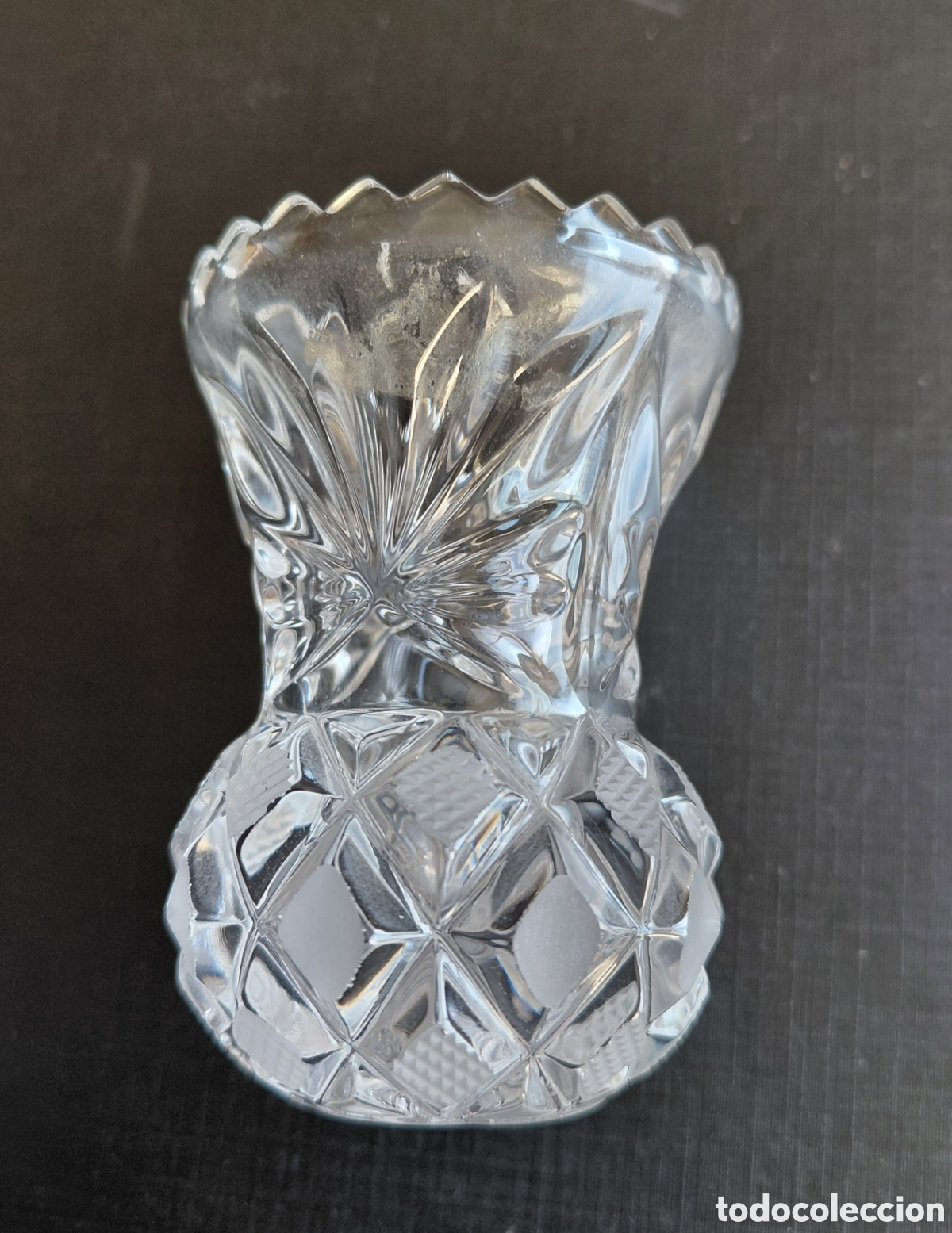 Oggetti Antichi: Antiguo jarroncito violetero en cristal de Bohemia tallado