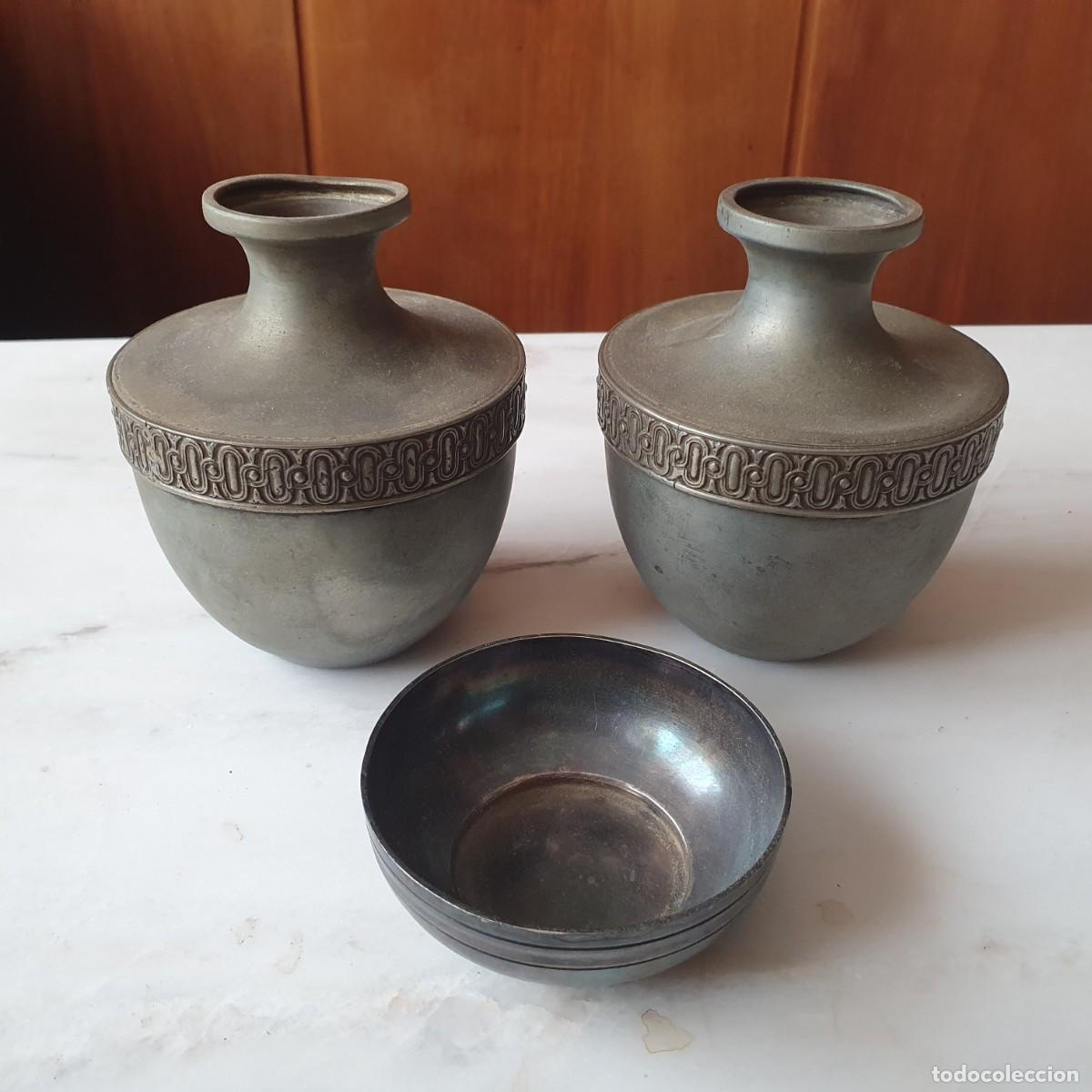 Antig&uuml;edades: Lote de metal antiguo y vintage:Pareja de jarrones orientales peltre y cuenco metal plateado PALLARO