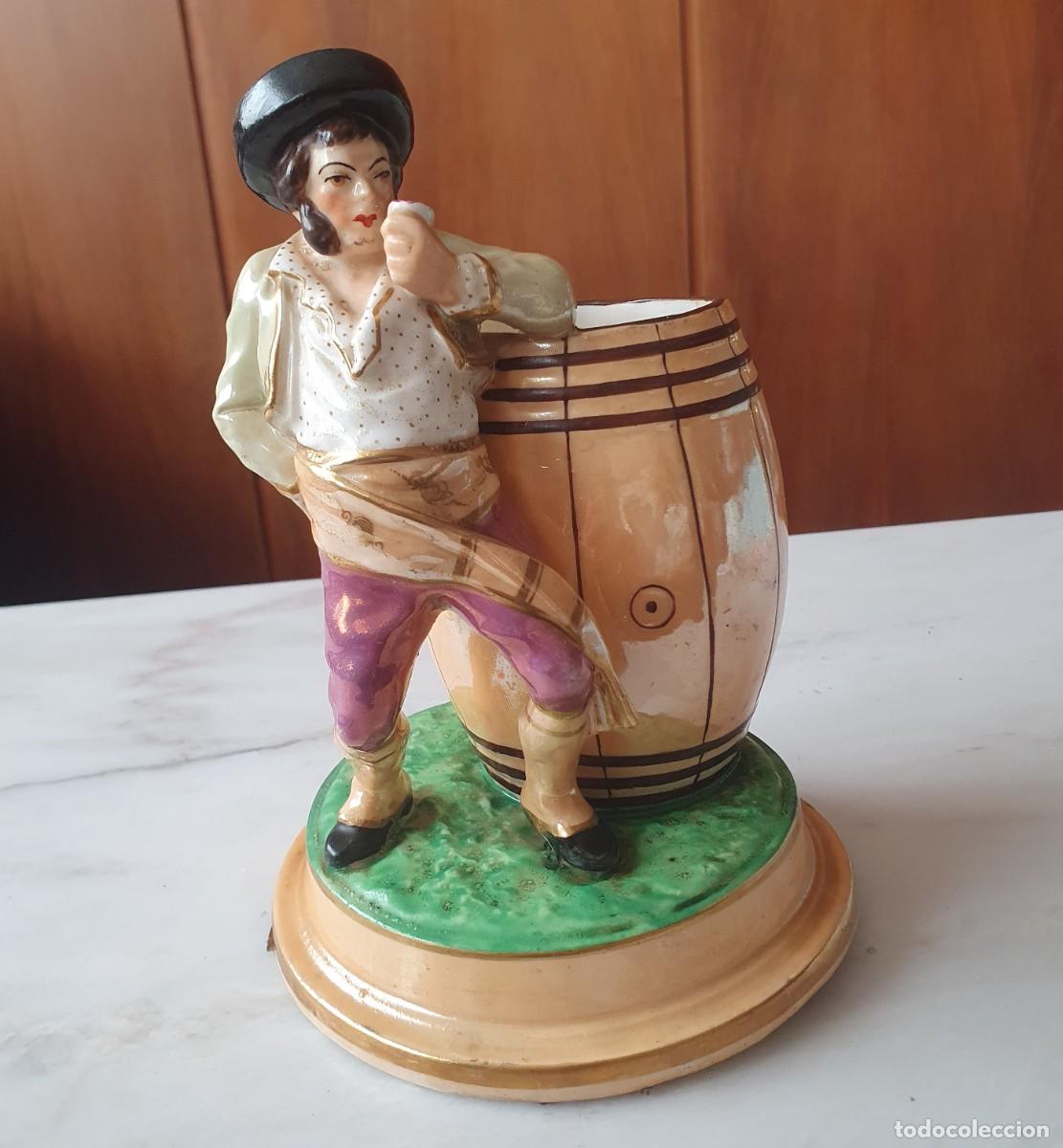 Antig&uuml;edades: Figura de Majo/Bandolero con Barril&ndash;Loza Pickman La Cartuja de Sevilla&ndash; Sello Exposici&oacute;n Londres1862