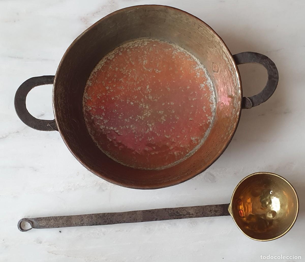 Antig&uuml;edades: Lote Antiguo Caldero de Cobre Martillado y Cazo de Lat&oacute;n y Hierro Forjado - Cocina R&uacute;stica S. XIX