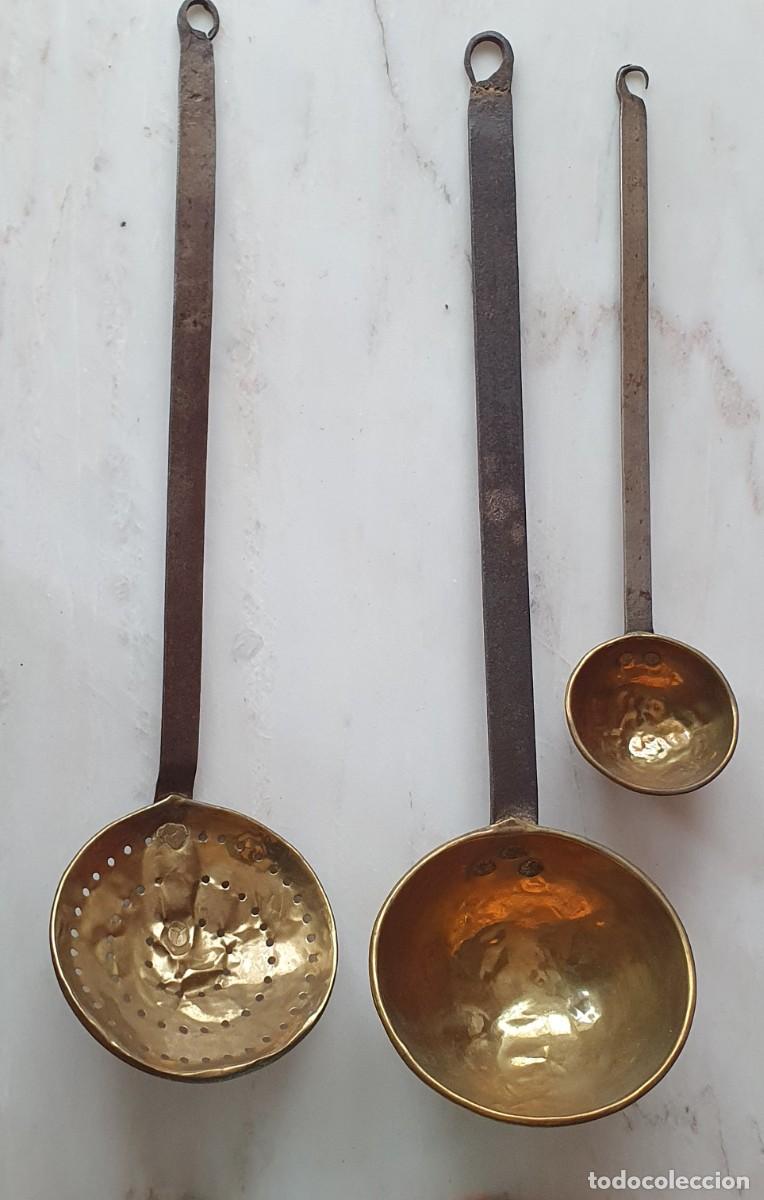 Antig&uuml;edades: Lote 3 Antiguos Utensilios Cocina R&uacute;stica: Cazo,Espumadera,Cacillo&ndash; Lat&oacute;n Batido Hierro ForjadoS.XIX