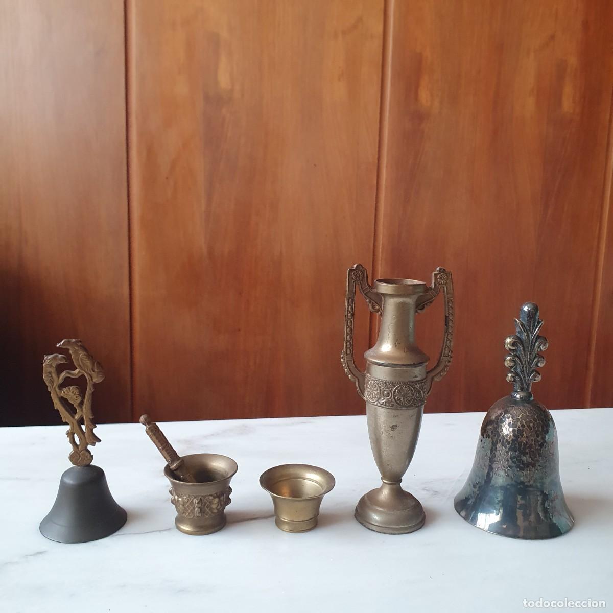 Antiquit&auml;ten: Lote de Metalister&iacute;a Antigua y Vintage(5 Piezas): Campanas, Mini-Mortero y Jarr&oacute;n &Aacute;nfora Imperio