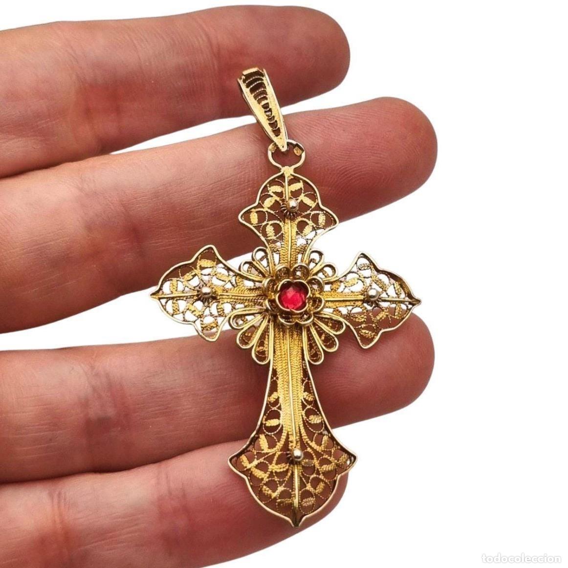 Antig&uuml;edades: Cruz cl&aacute;sica religiosa en filigrana de plata dorada con piedra roja circa 1950-60