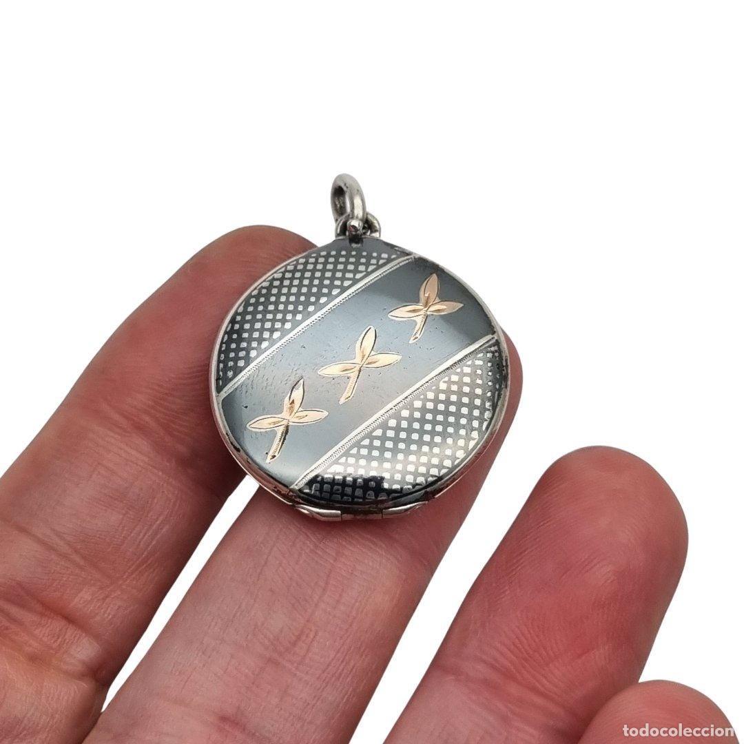 Antig&uuml;edades: Guardapelo redondo en plata 800 nielada con grabados a mano, circa 1920-1930