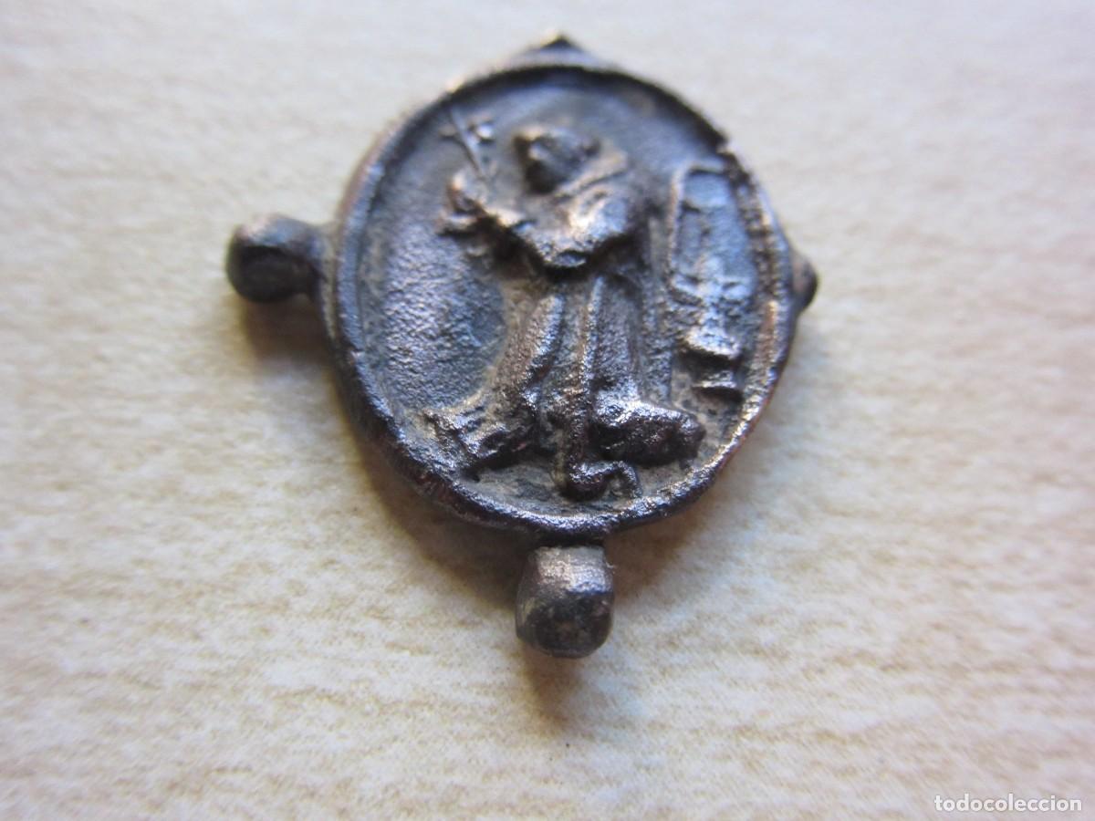 Antiques: Bonita medalla de bronce de la Virgen y Santo S. XVII Medidas 1,9 x 1,7 cm