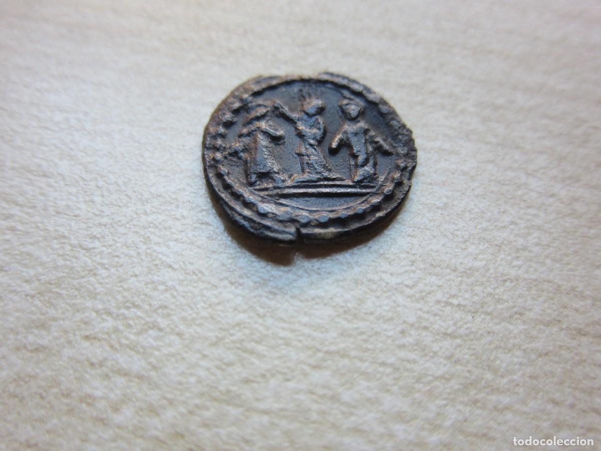 Antiguidades: Medalla de bronce con 5 Santos (San Isidro, Sta Teresa.. ) Diametro1,3 cm