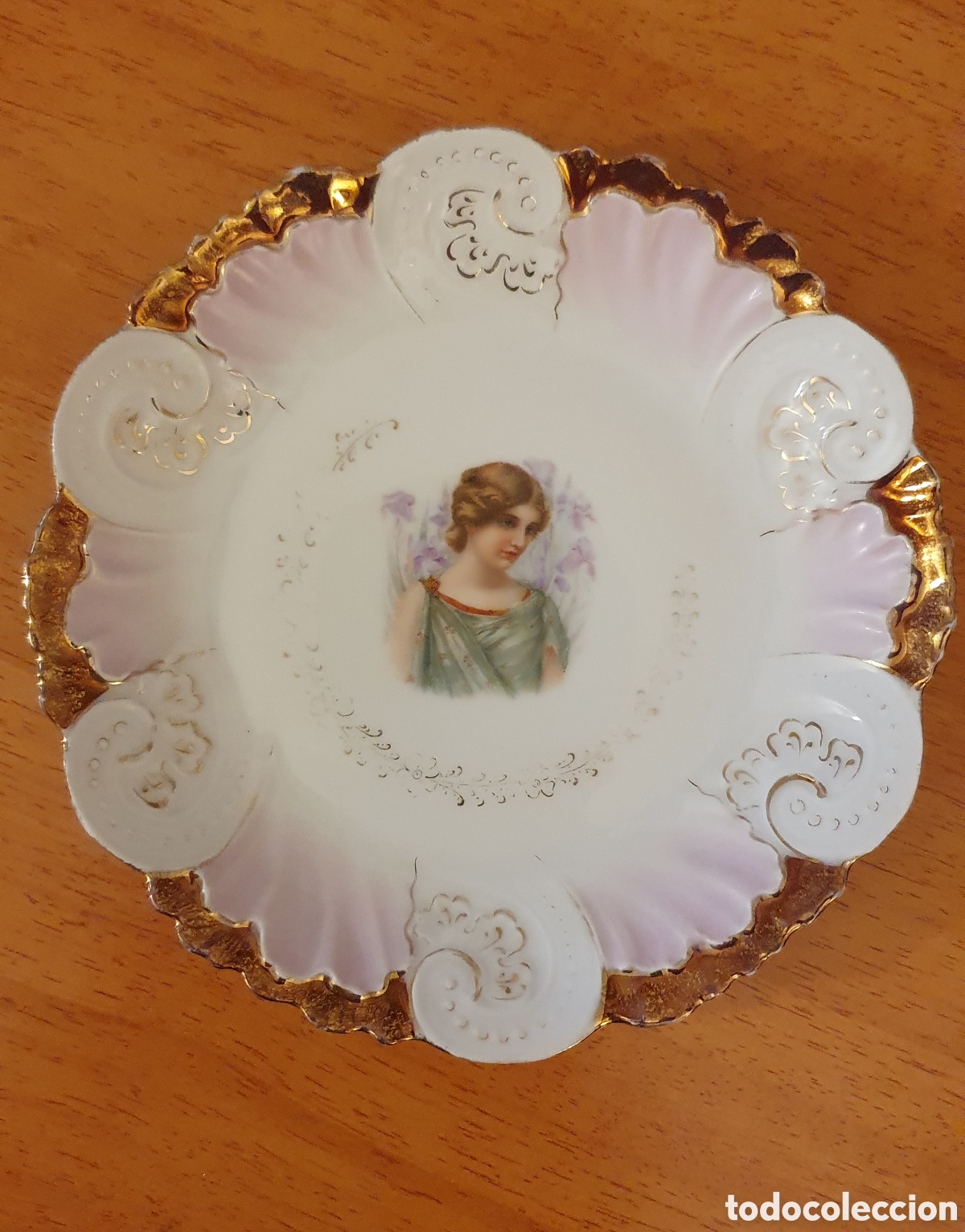 Antig&uuml;edades: Plato de retrato de porcelana antigua con borde dorado
