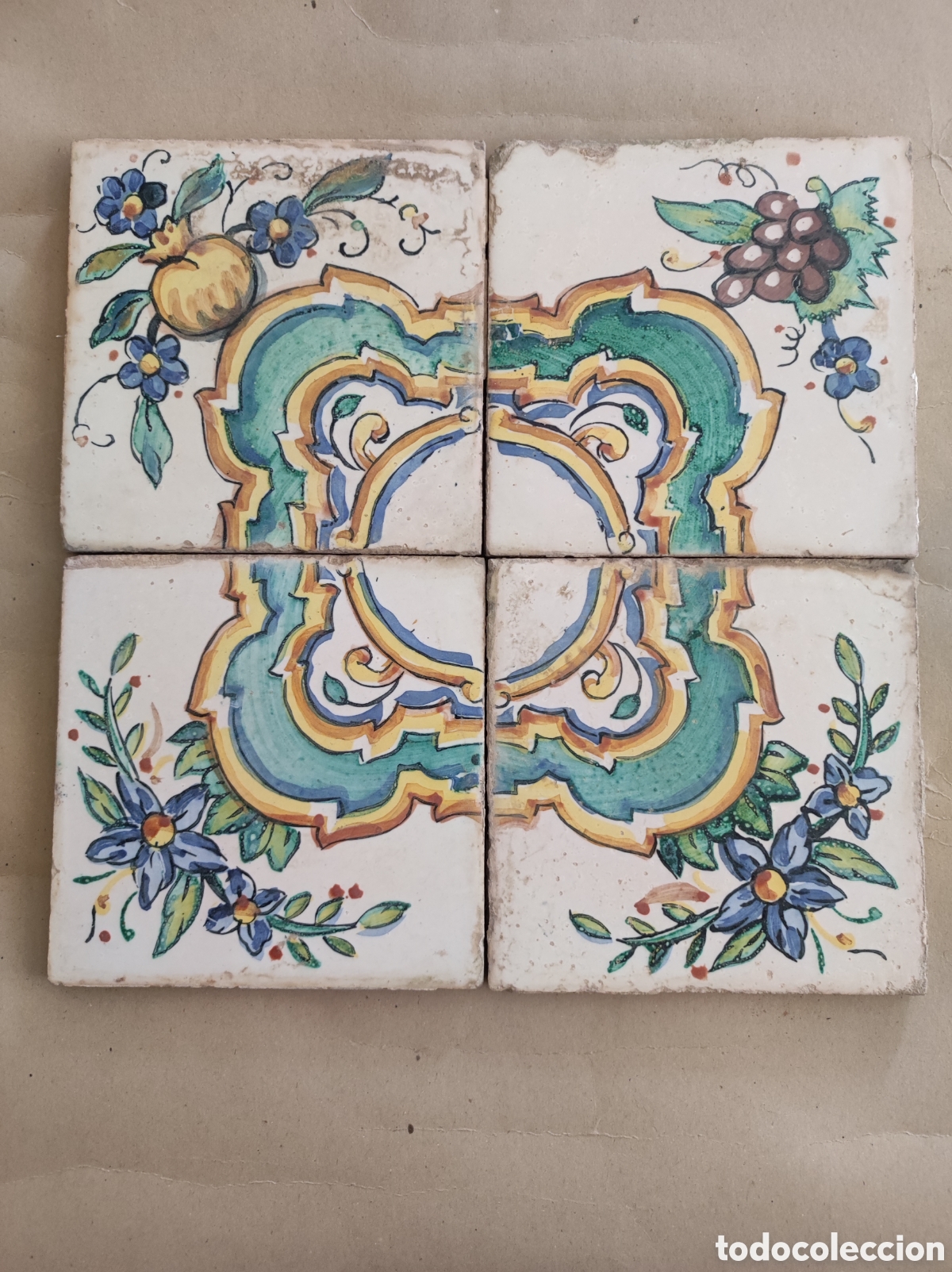 Antiquit&eacute;s: 4 antiguos azulejos Manises con Decoraci&oacute;n Floral pintados a mano 20x20 cm