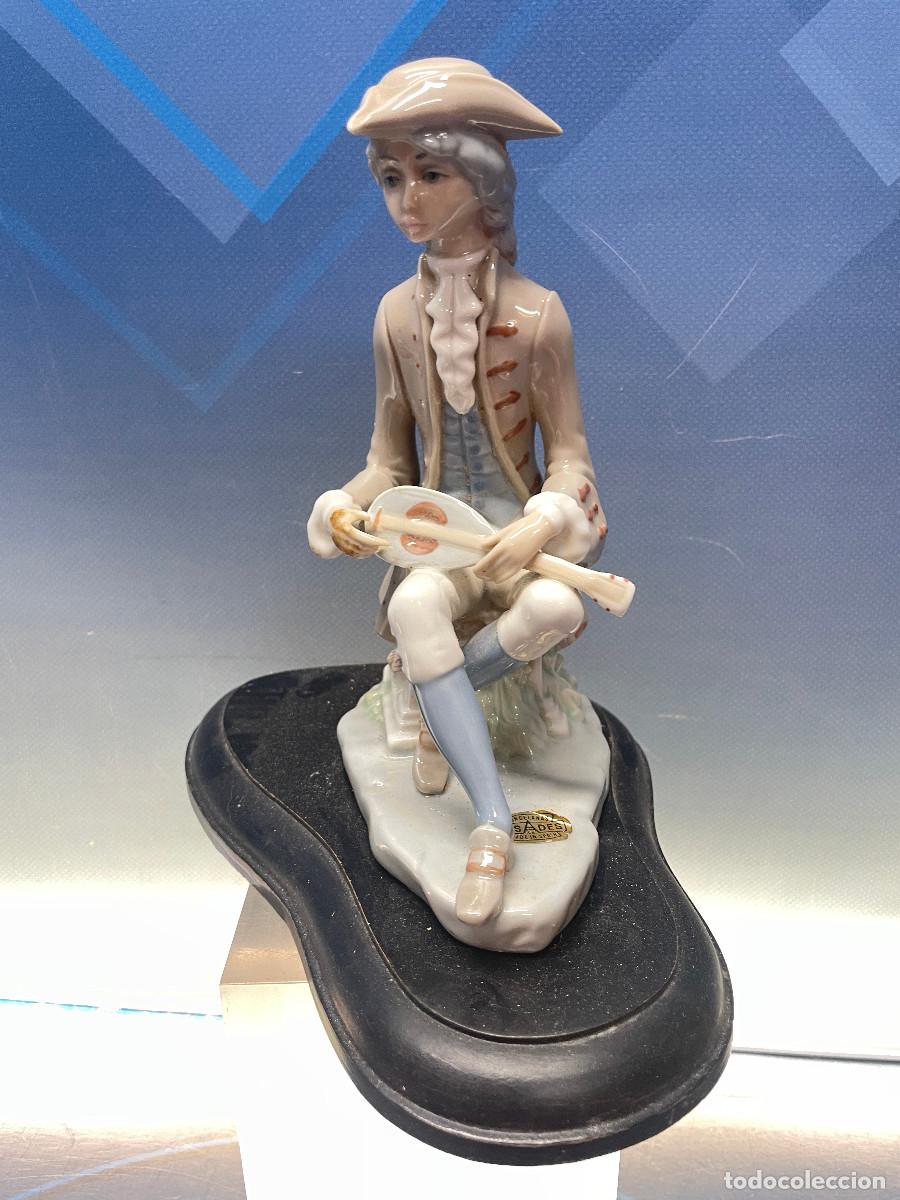 Antig&uuml;edades: Porcelana Casades, Caballero tocando el laut, made in spain, peana de madera 22 cm