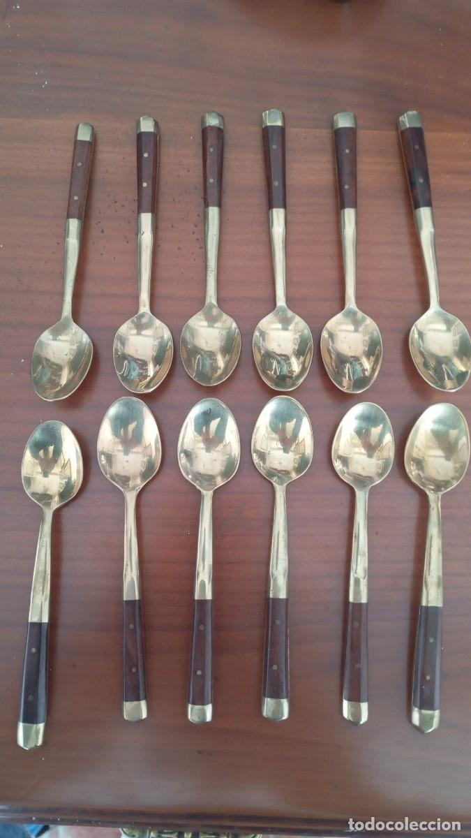 Antiguidades: Colecci&oacute;n de 12 cucharas vintage de teca y lat&oacute;n para t&eacute; helado
