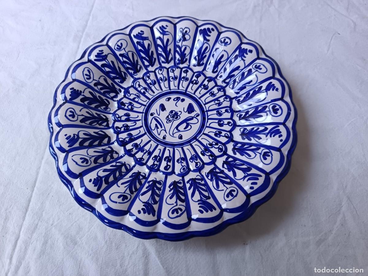 Antig&uuml;edades: Plato Gallonado, Pintado a mano con azul cobalto, a identificar