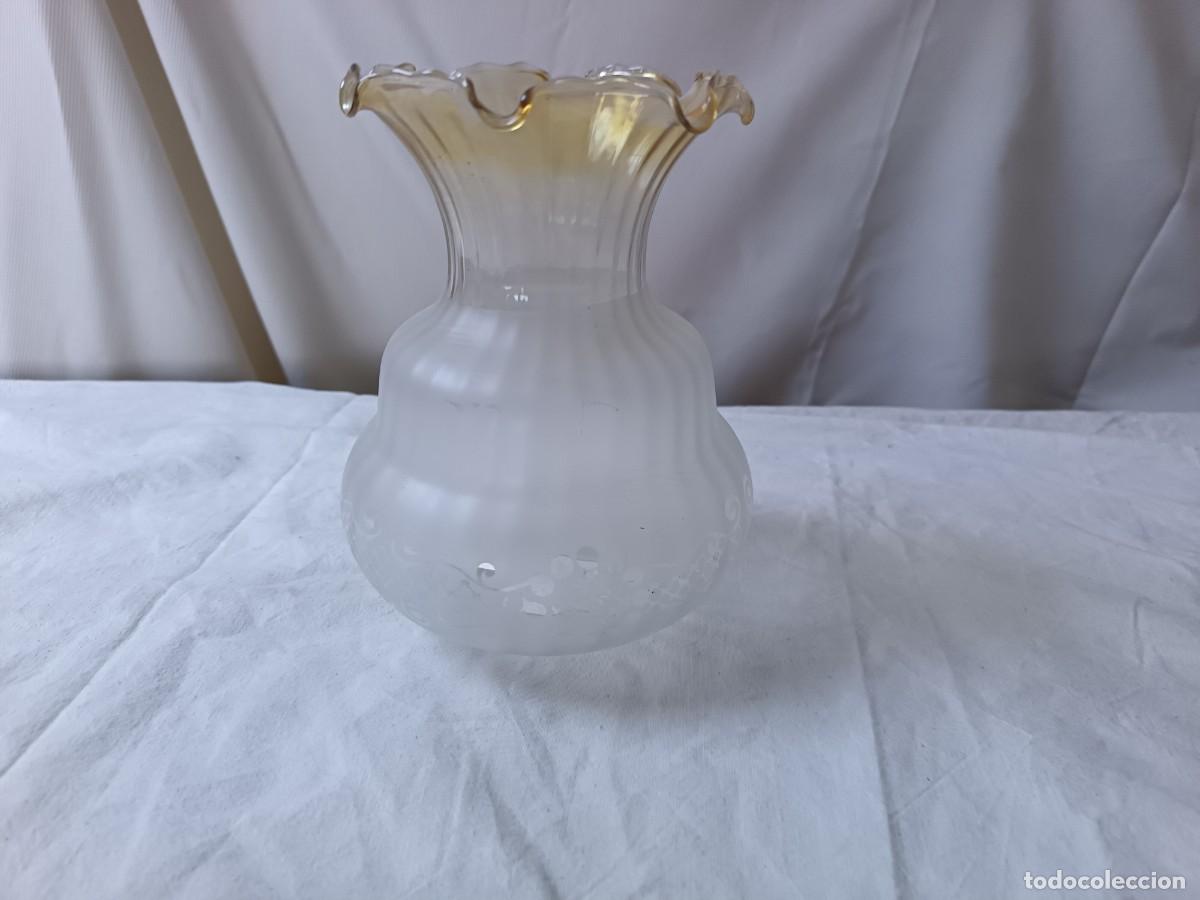 Antig&uuml;edades: Tulipa de Cristal esmerilado, forma de flor abierta, parte superior tintada en ocre
