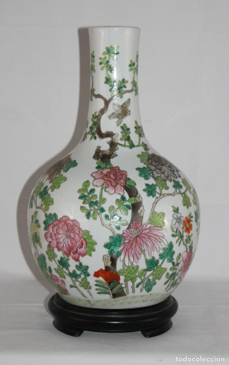 Antig&uuml;edades: Jarr&oacute;n chino en porcelana. Decoraci&oacute;n floral y aves. Peana de madera.