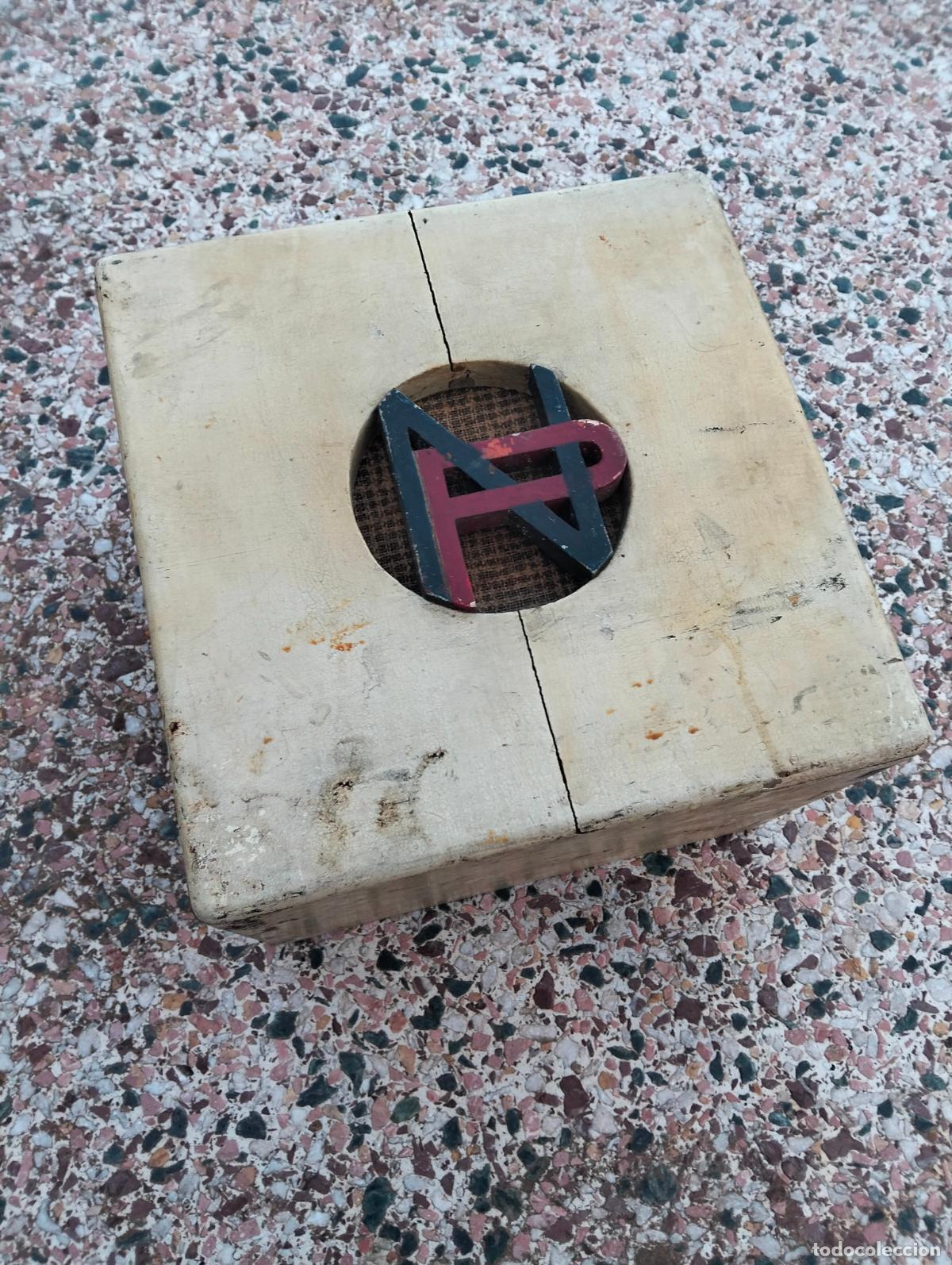 Antiguidades: Antiguo altavoz de pared con caja cuadrada de madera letras marca np de los primeros a&ntilde;os 30-40