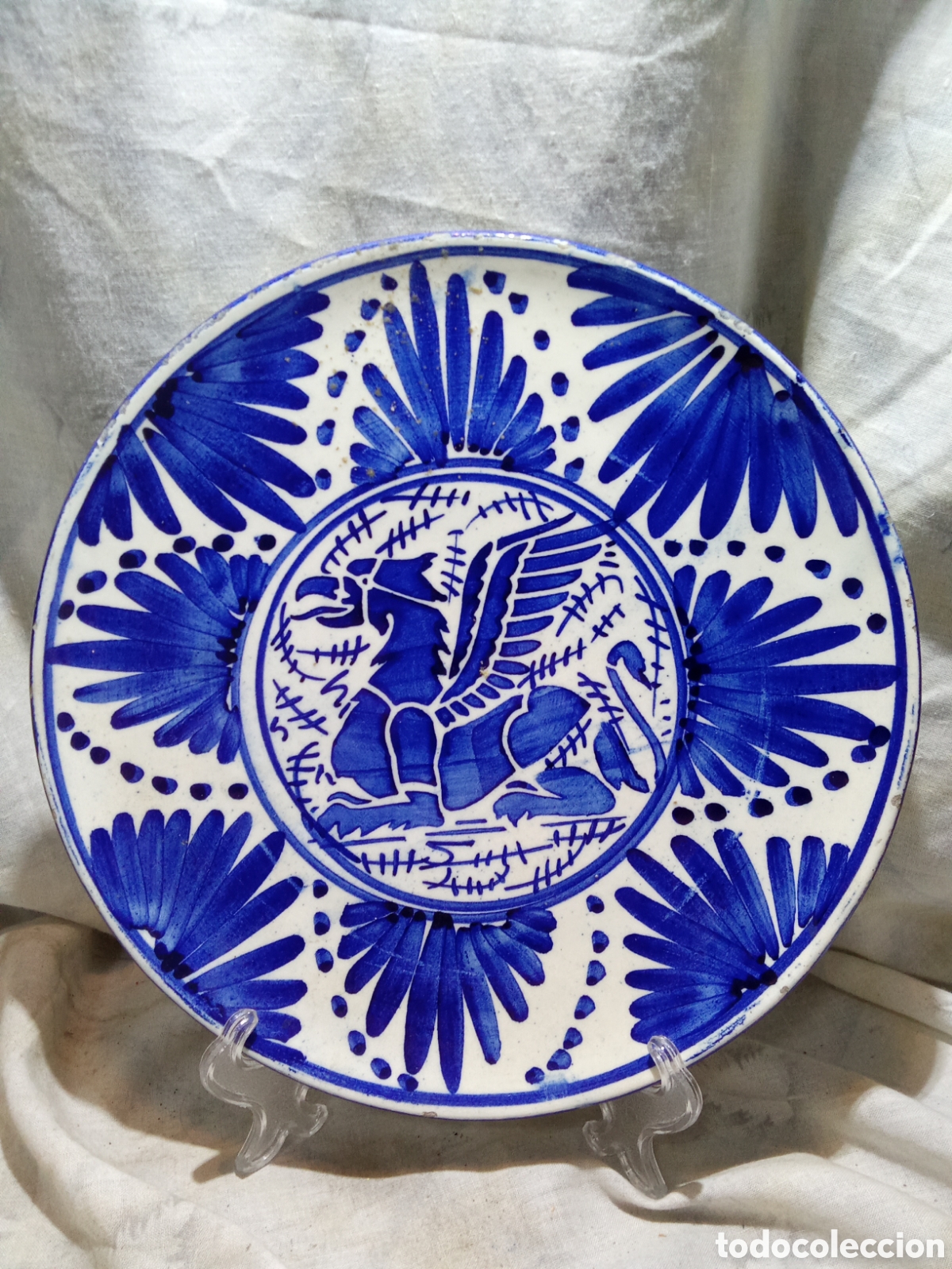Antig&uuml;edades: PLATO CON GRIFO DE MANISES O SIMILAR SIGLO XIX O XX