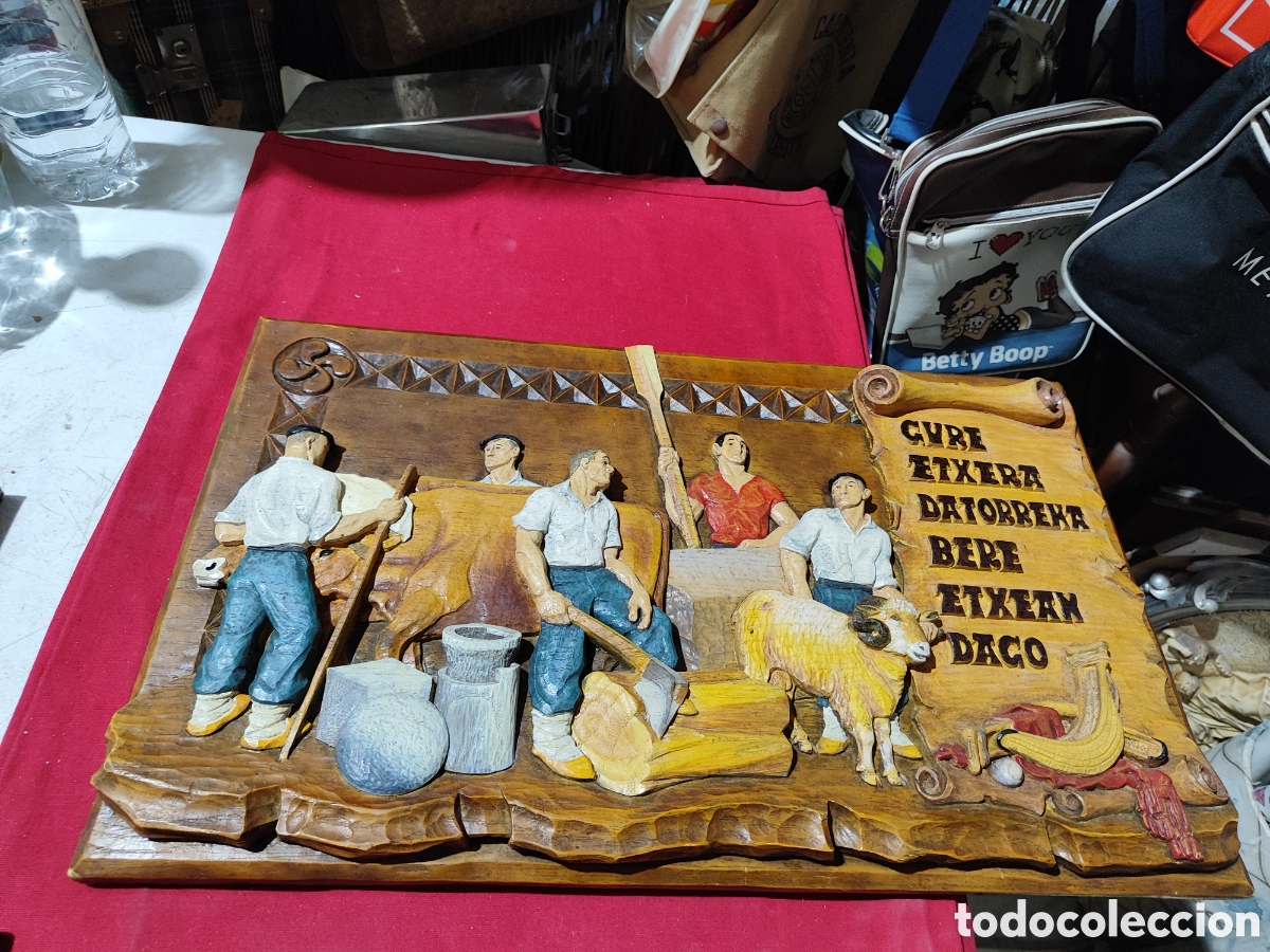 Antig&uuml;edades: CUADRO TALLADO Y POLICROMADO CON MOTIVOS T&Iacute;PICOS DEL PA&Iacute;S VASCO PARA DAR LA BIENVENIDA