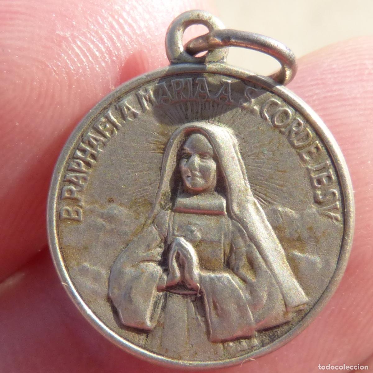 Antig&uuml;edades: Peque&ntilde;a medalla con reliquia, beata Raphaela Maria, ex indumentis. 2,42gr.