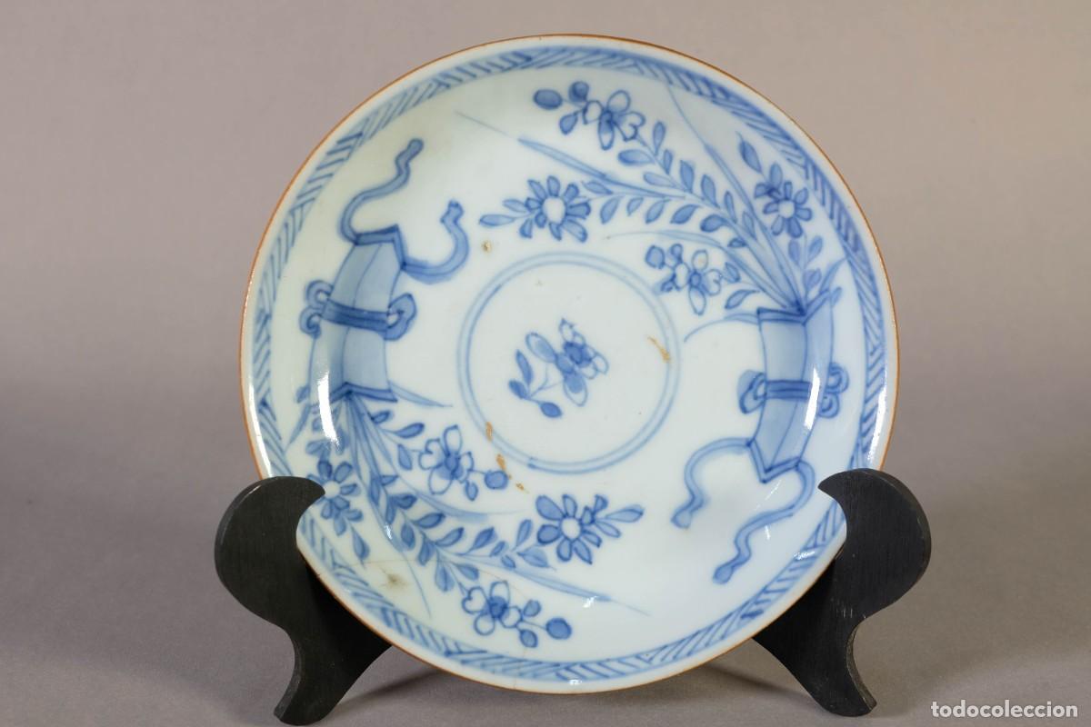 Antig&uuml;edades: PLATO EN PORCELANA CHINA BLANCA Y AZUL SIGLO XVIII