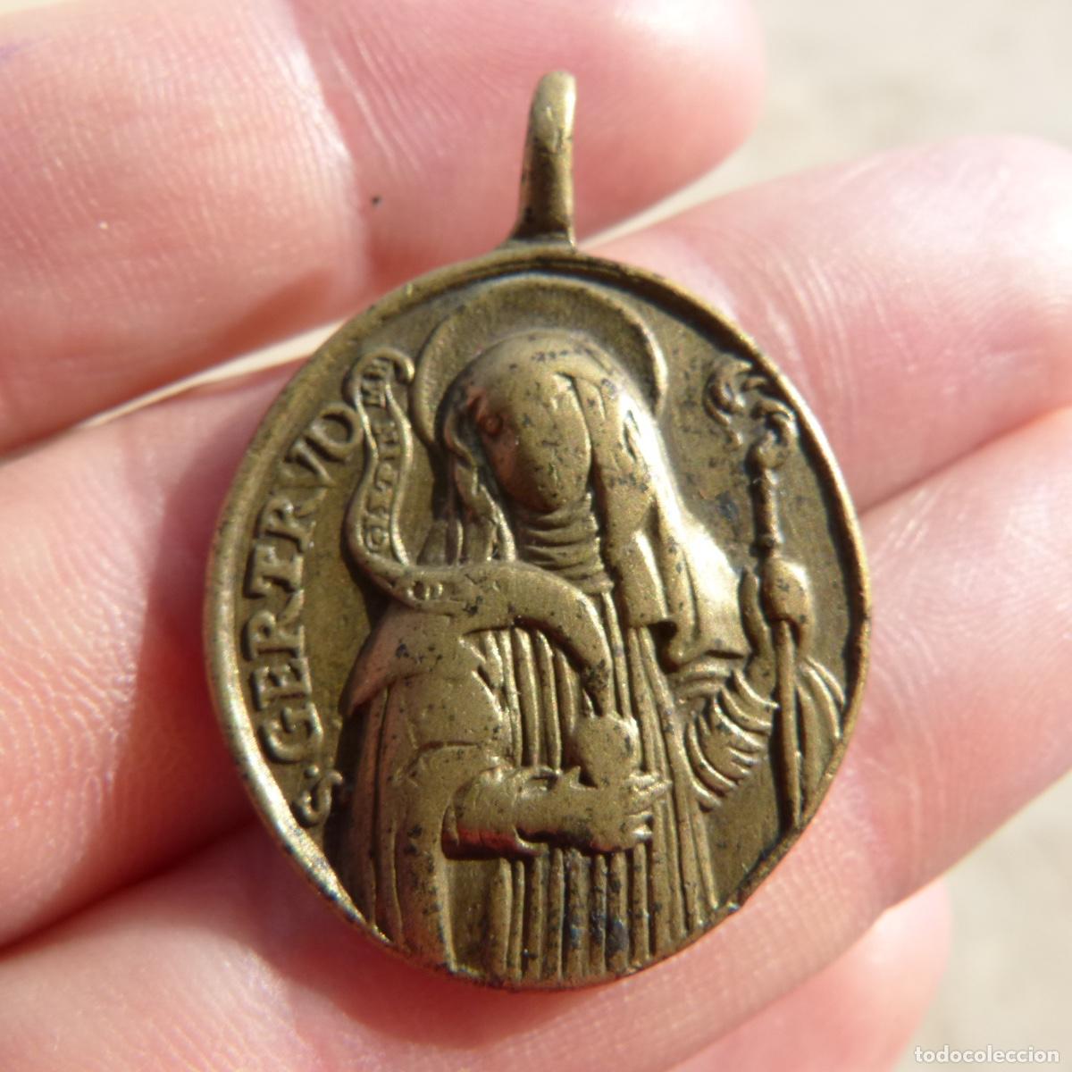 Antig&uuml;edades: Antigua medalla de santa Gertrudis, rev san pablo benedictino, 10,78gr. Siglo XVIII.