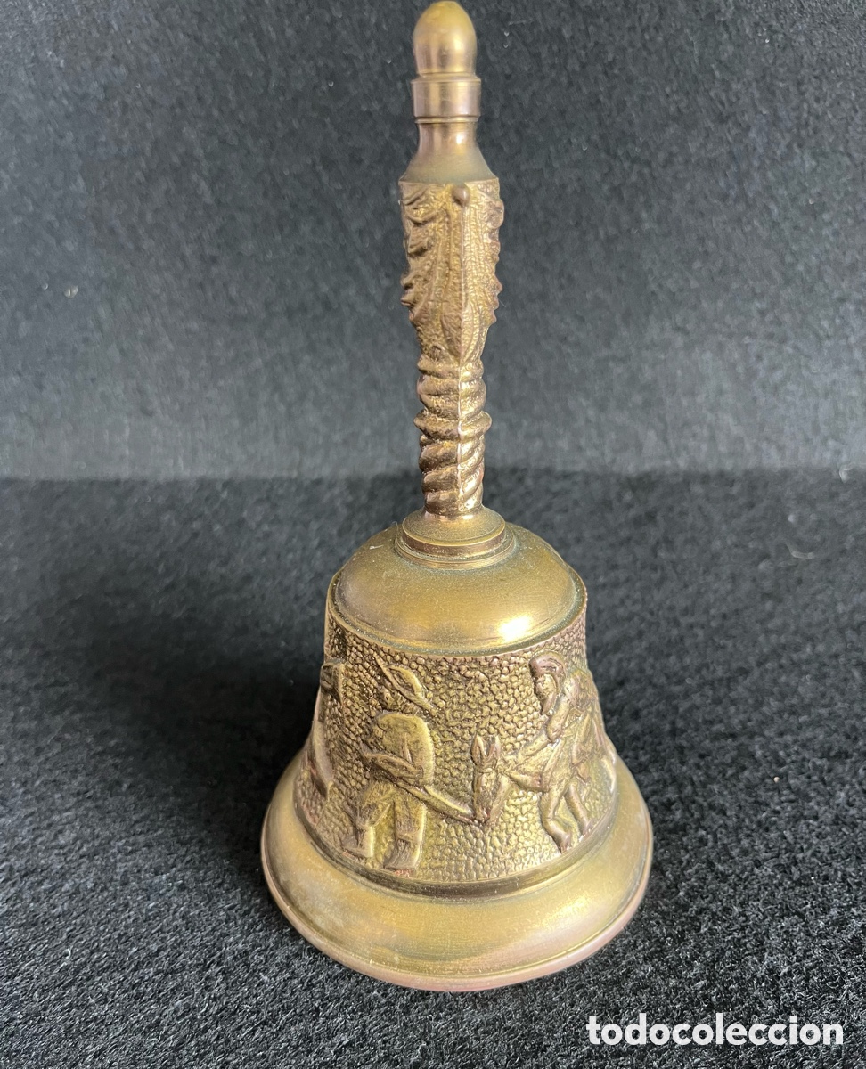 Antig&uuml;edades: Campana de bronce con motivos de Don Quijote
