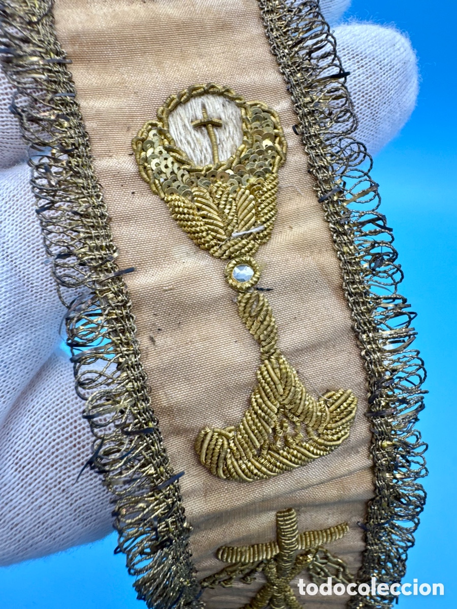 Antig&uuml;edades: Lote antiguas cucharas lit&uacute;rgicas de plata y cintas bordadas relacion relicario cruz iglesia cura