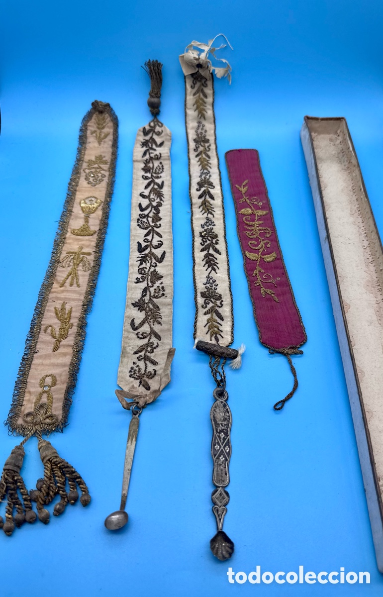 Antig&uuml;edades: Lote antiguas cucharas lit&uacute;rgicas de plata y cintas bordadas relacion relicario cruz iglesia cura