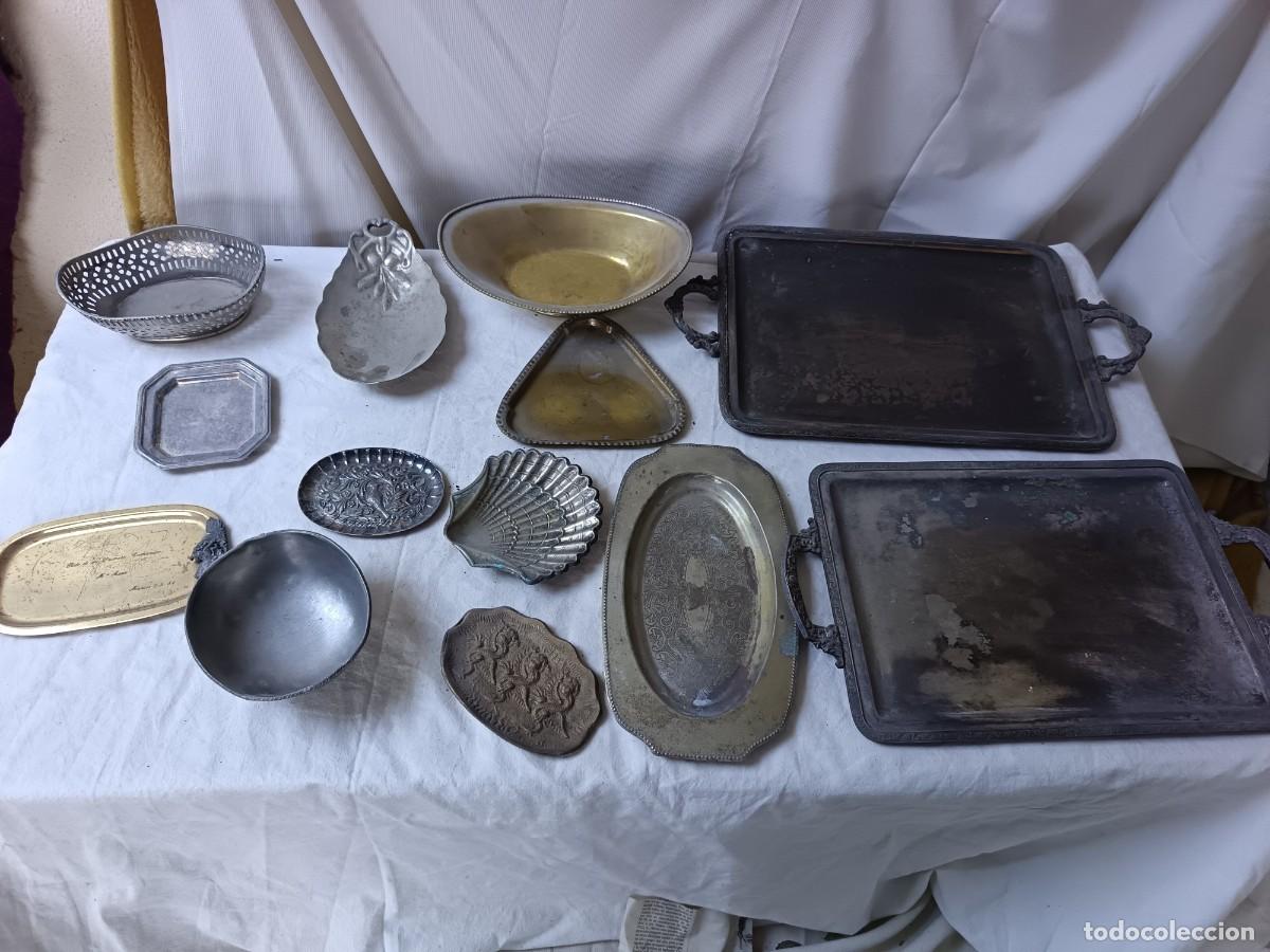 Antiquit&eacute;s: Gran Lote de Bandejas de Metal, varios a&ntilde;os, tipos de metales y dise&ntilde;os, a clasificar, m&aacute;s de 3 kgs.