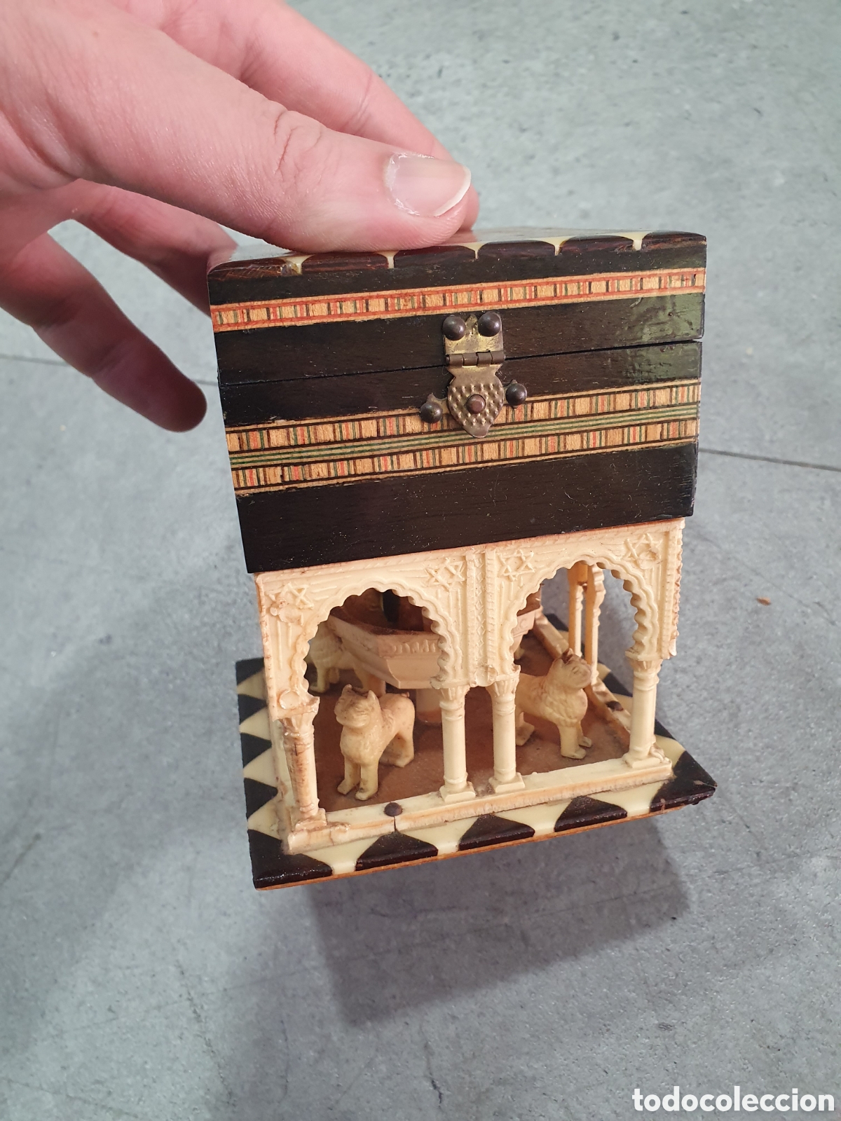 Antig&uuml;edades: Caja musical Patio de los Leones Alhambra. (L98)