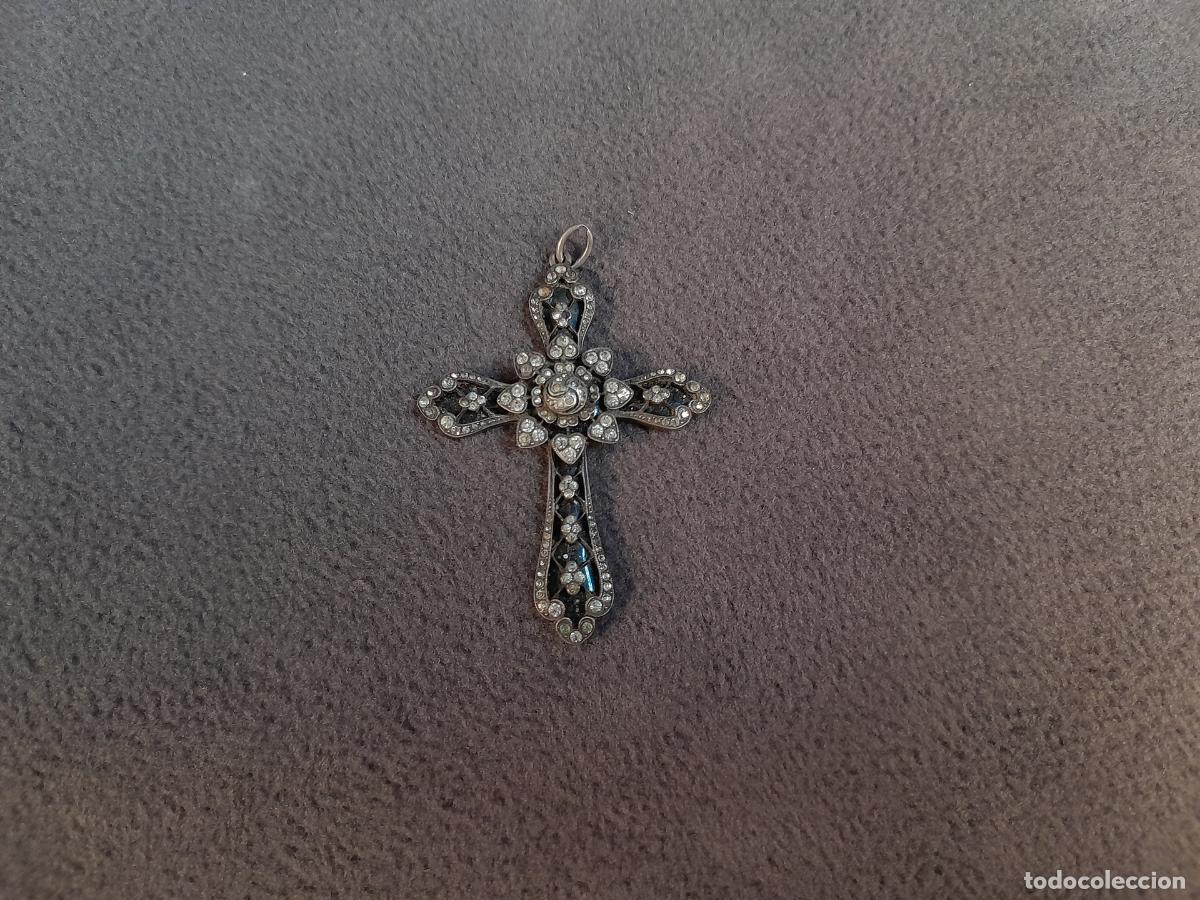 Antig&uuml;edades: J-4423. CRUZ DE PLATA CON MARCASITAS Y DISE&Ntilde;O FLORAL CENTRAL. MEDIADOS DEL SIGLO XX